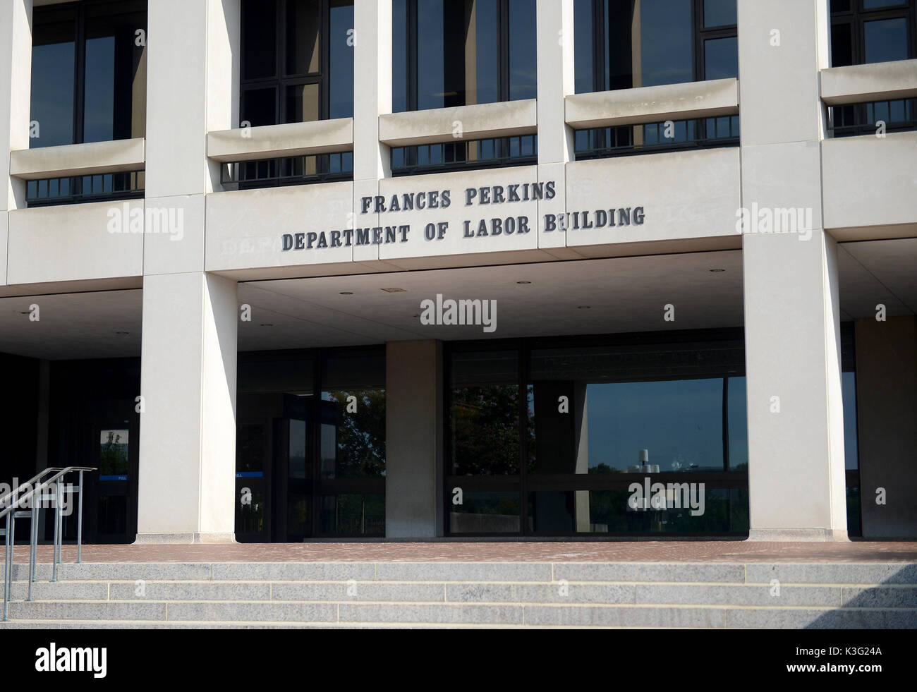 . Août 31, 2017. Vue de l'entrée pour le ministère du Travail des États-Unis. L'édifice du département se trouve sur Constitution Avenue, près de la colline du Capitole. Credit : Chuck Myers/ZUMA/Alamy Fil Live News Banque D'Images