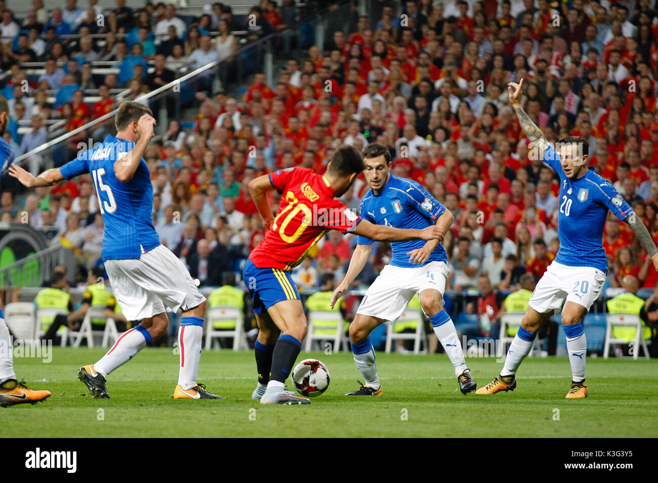 Marco Asensio (20) joueur espagnol. Matteo Darmian (4) joueur Italien. Andrea Barzagli (15) joueur Italien. Federico Bernardeschi (20) joueur Italien. En action au cours de la qualification pour la Coupe du Monde 2018, Round 7, entre l'Espagne contre l'Italie au Santiago Bernabeu à Madrid, Espagne, le 2 septembre 2017 . Banque D'Images