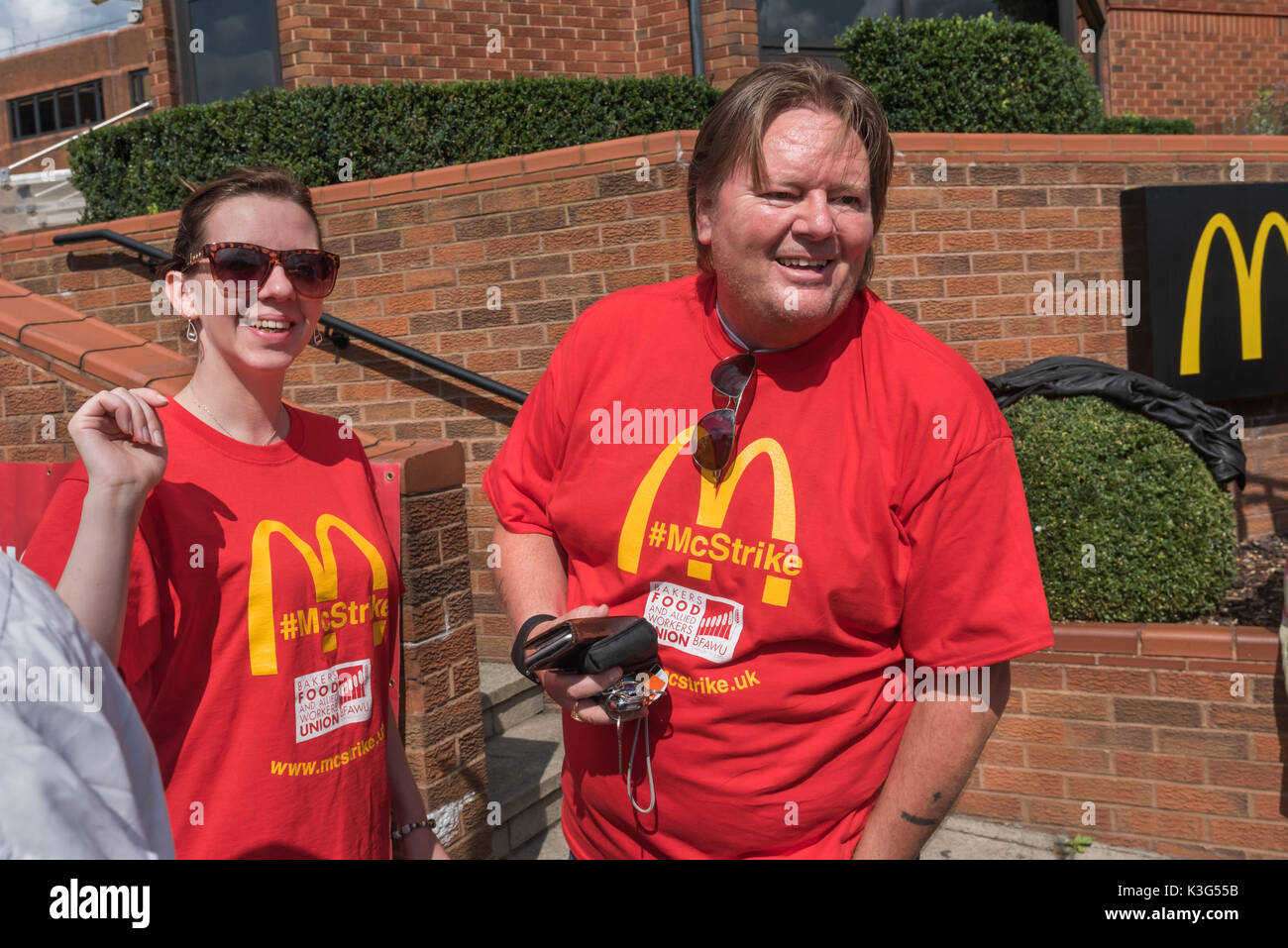 Londres, Royaume-Uni. 2 septembre 2017. Les boulangers, Food and Allied Workers Union (BFAWU) Président Ian Hodson avec l'un des grévistes à l'extérieur de McDonald's London AC pour un rassemblement de soutien à l'avance de la première grève contre la société le lundi, entre nous la Fête du travail. Les travailleurs à exiger la fin des contrats à 0 heure, 10 € l'heure et la reconnaissance syndicale. Les boulangers, Food and Allied Workers Union Crédit : Peter Marshall/Alamy Live News Banque D'Images