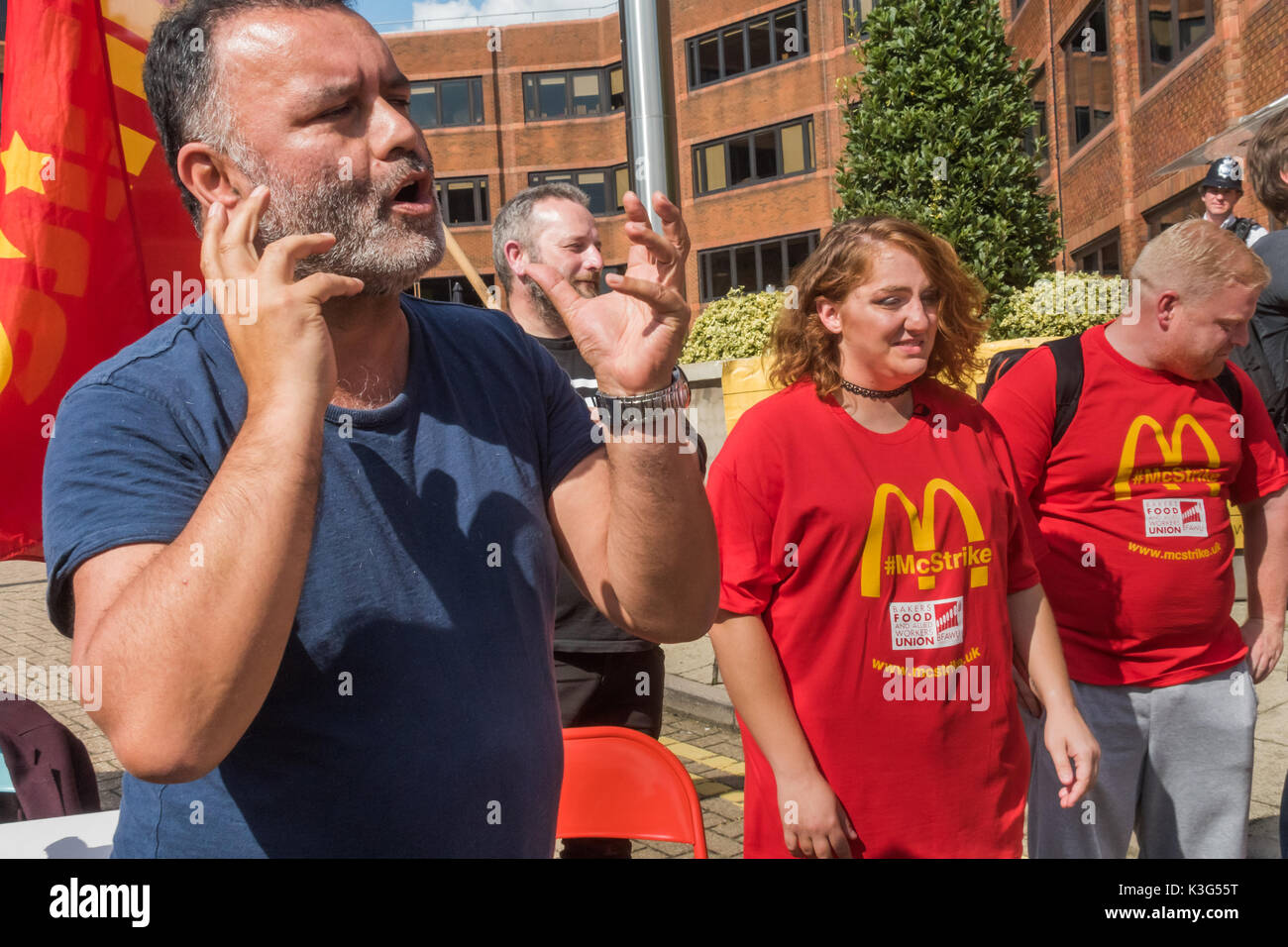 Londres, Royaume-Uni. 2 septembre 2017. Joe Carolan de Unite union européenne en Nouvelle-Zélande parle au rassemblement extérieur McDonald's London AC à l'appui de McDonald's les travailleurs qui sont d'organiser la première grève contre la société britannique le lundi, jour du travail américain, appelant à la fin à zéro heures contrats, £10 l'heure et la reconnaissance syndicale. Crédit : Peter Marshall/Alamy Live News Banque D'Images