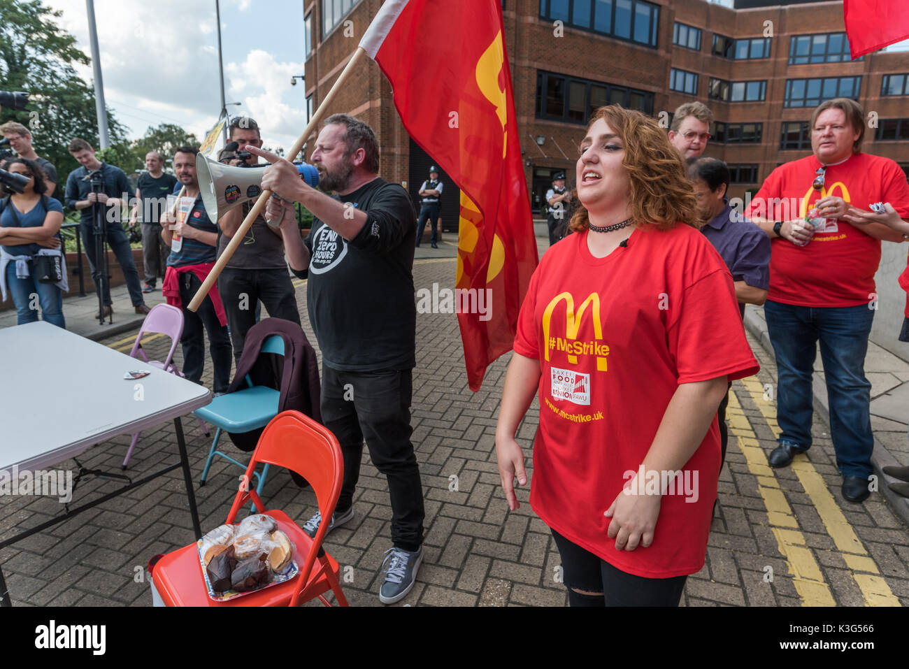 Londres, Royaume-Uni. 2 septembre 2017. Un organisateur de l'Union européenne unissent en Nouvelle-Zélande parle au rassemblement extérieur McDonald's London AC à l'appui de McDonald's les travailleurs qui sont d'organiser la première grève contre la société britannique le lundi, jour du travail américain, appelant à la fin à zéro heures contrats, £10 l'heure et la reconnaissance syndicale. Crédit : Peter Marshall/Alamy Live News Banque D'Images