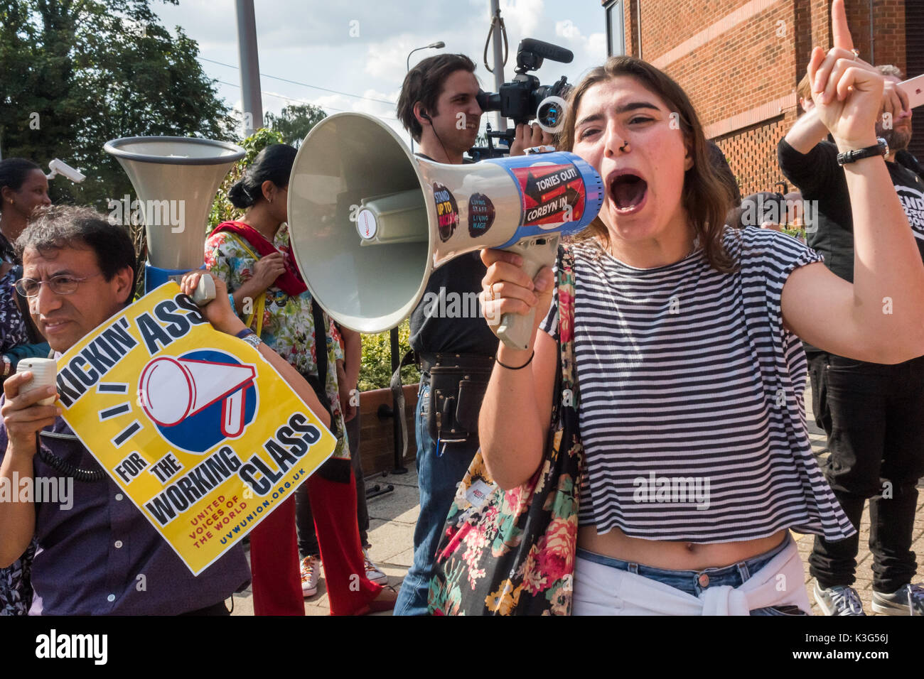 Londres, Royaume-Uni. 2 septembre 2017. Un étudiant qui a joué un rôle de premier plan dans la campagne réussie par les voix du monde par nettoyage à la LSE dirige quelques chant durant le rallye à l'extérieur de McDonald's London HQ. McDonald's sont des travailleurs d'organiser la première grève contre la société britannique le lundi, jour du travail américain, appelant à la fin à zéro heures contrats, £10 l'heure et la reconnaissance syndicale. Crédit : Peter Marshall/Alamy Live News Banque D'Images