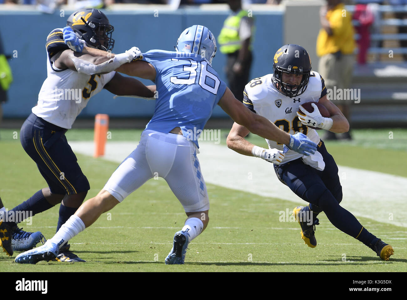 Chapel Hill, North Carolina, USA. 2Nd Sep 2017. Patrick Laird (28) de Californie déplacer la balle contre Cole Holcomb (36) de la Caroline du Nord. Le North Carolina Tar Heels a accueilli la California Golden Bears à l'Kenan Memorial Stadium à Chapel Hill, N.C. le samedi 2 septembre, 2017. La Californie a gagné 35-30. Credit : Fabian Radulescu/ZUMA/Alamy Fil Live News Banque D'Images