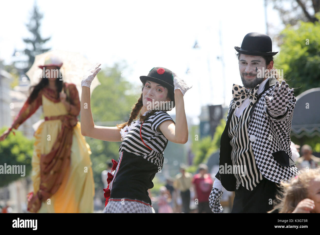 Bucarest, Roumanie. Sep, 2017 3. Des gens habillés en costumes d'époque du début du 20e siècle réagir dans la Calea Victoriei (Avenue de la Victoire), Bucarest, Roumanie, le 3 septembre 2017. 'La marche sur Calea Victoriei" s'est tenue ici par l'Hôtel de ville de Bucarest Samedi, qui a tenté de créer une atmosphère du début du xxe siècle dans l'avenue pour les sections locales. Crédit : Gabriel Petrescu/Xinhua/Alamy Live News Banque D'Images