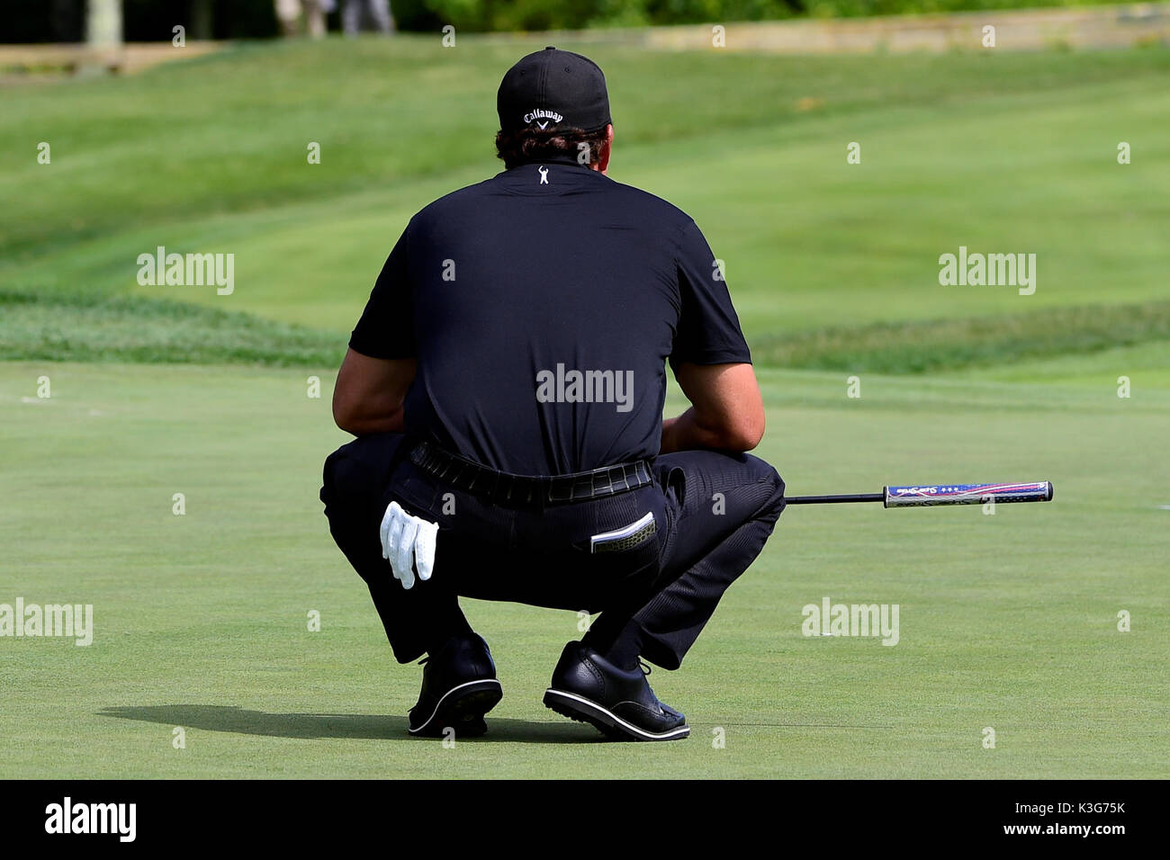 Norton, Massachusetts, 2017 Sep 2. Phil Mickelson, des États-Unis, d'études son putt sur le 12e vert pendant le deuxième tour de la PGA Championship Technologies Dell tenue à l'Tournament Players Club dans Norton au Massachusetts. Eric Canha/CSM/Alamy Live News Banque D'Images