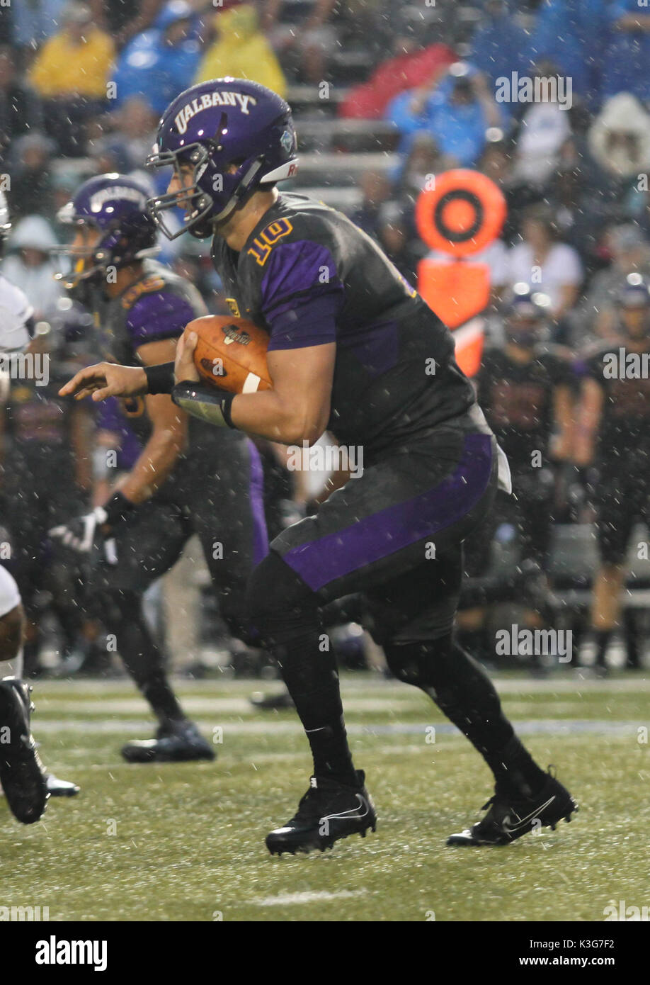 Ncaafb. 2Nd Sep 2017. Albany Great Danes quarterback Neven Sussman (10) porte la balle au cours de l'Albany Great Danes vs Old Dominion jeu monarques à la SB Ballard Stadium à Norfolk, Va. beat Old Dominion 31-17 Albany. Jen Hadsell/CSM/Alamy Live News Banque D'Images