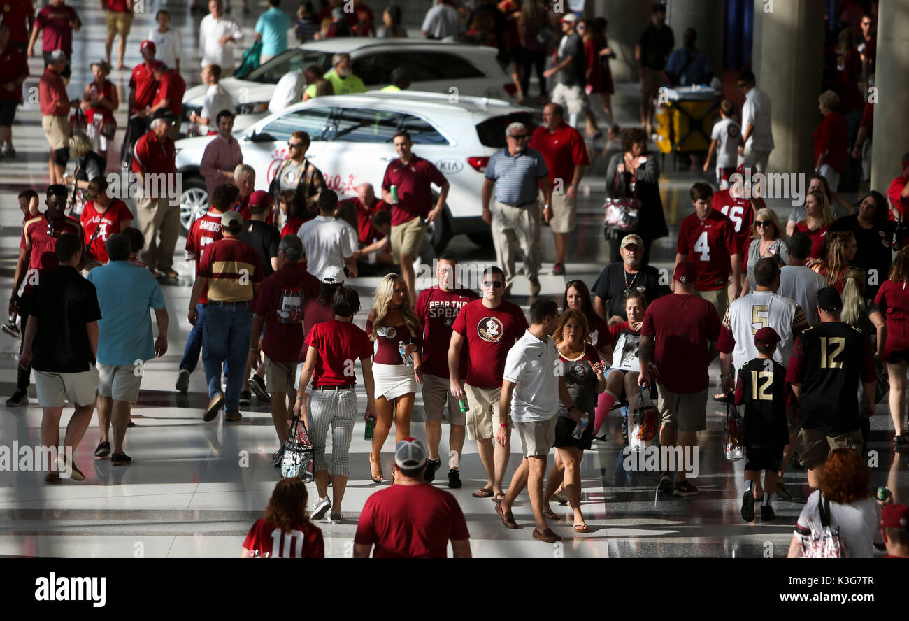 Atlanta, Georgia, USA. 2Nd Sep 2017. MONICA HERNDON | fois.Fans de marche autour de la Fan Fest au Georgia World Congress Center avant le match entre la Florida State Seminoles et les Alabama Crimson Tide le samedi 2 septembre 2017 au stade de benz de Mercedes à Atlanta, Géorgie. Credit : Monica Herndon/Tampa Bay Times/ZUMA/Alamy Fil Live News Banque D'Images