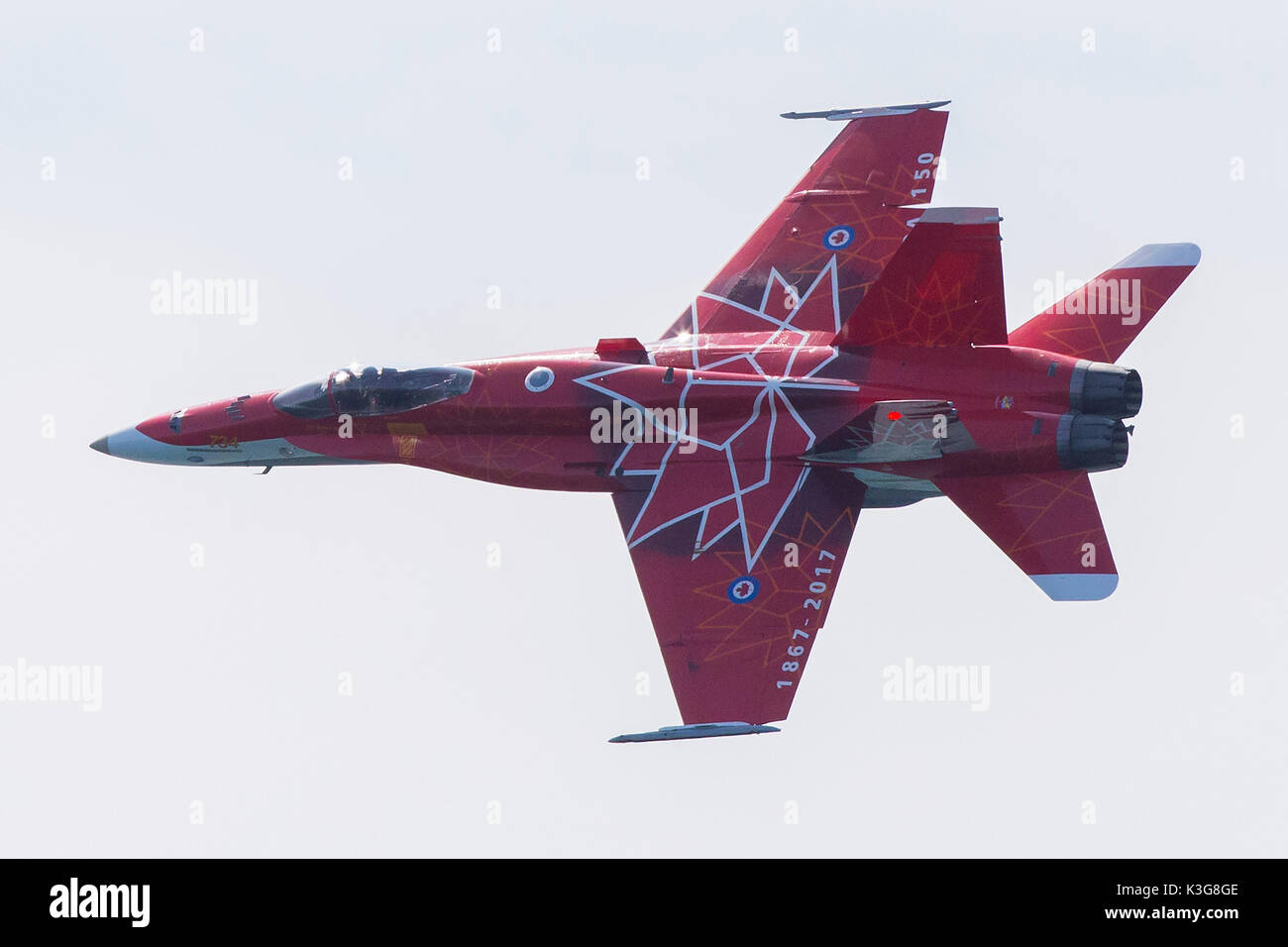 Toronto, Canada. 2Nd Sep 2017. Un CF-18 Hornet avec le logo de 150e anniversaire de la fondation du Canada effectue au cours de la 68e Spectacle aérien international du Canada à Toronto, Canada, le 2 septembre 2017. La 68e Spectacle aérien international du Canada a donné le coup d'ici samedi pour survoler le lac Ontario pour long week-end de la fête du Travail. Credit : /Xinhua/Alamy Live News Banque D'Images