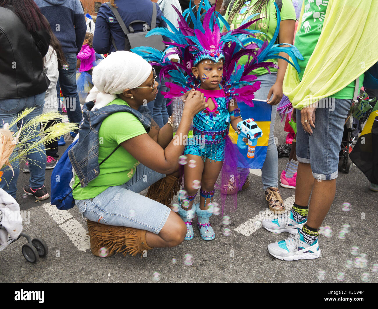 Brooklyn, Etats-Unis. 2 Septembre, 2017. Mère prépare sa jeune fille pour la 50e édition annuelle de la Caribbean Carnival Junior à Brooklyn, Etats-Unis. Credit : Ethel Wolvovitz/Alamy Live News Banque D'Images