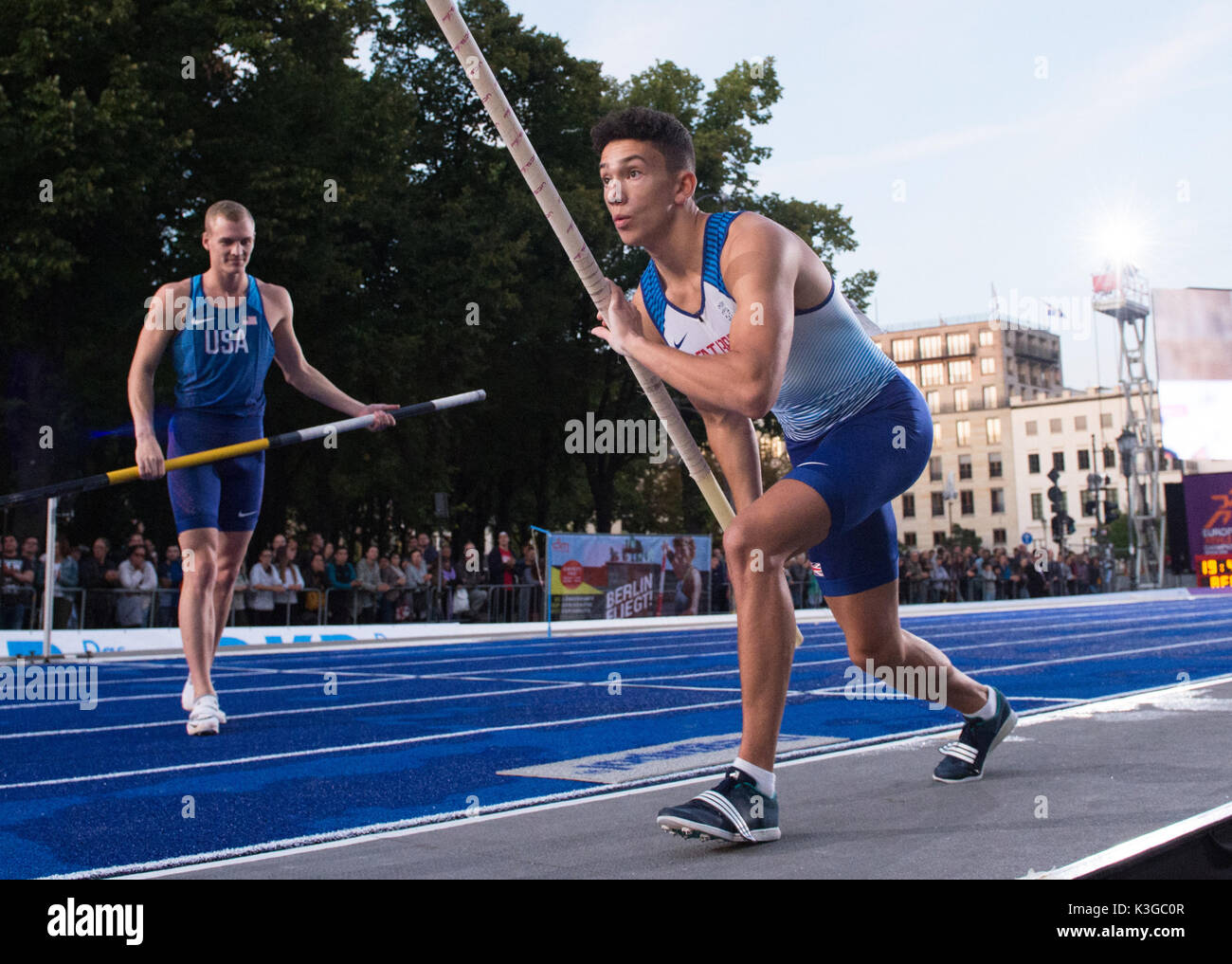 Berlin, Allemagne. 2Nd Sep 2017. Athlète britannique Joel Leon Benitez peut être vu lors de l'Association d'athlétisme (DLV) Concurrence internationale 'Berlin fliegt' à Berlin, Allemagne, 2 septembre 2017. Le champion du monde nous Kendricks Sam lui montres sur le côté. Photo : Annegret Hilse/dpa/Alamy Live News Banque D'Images