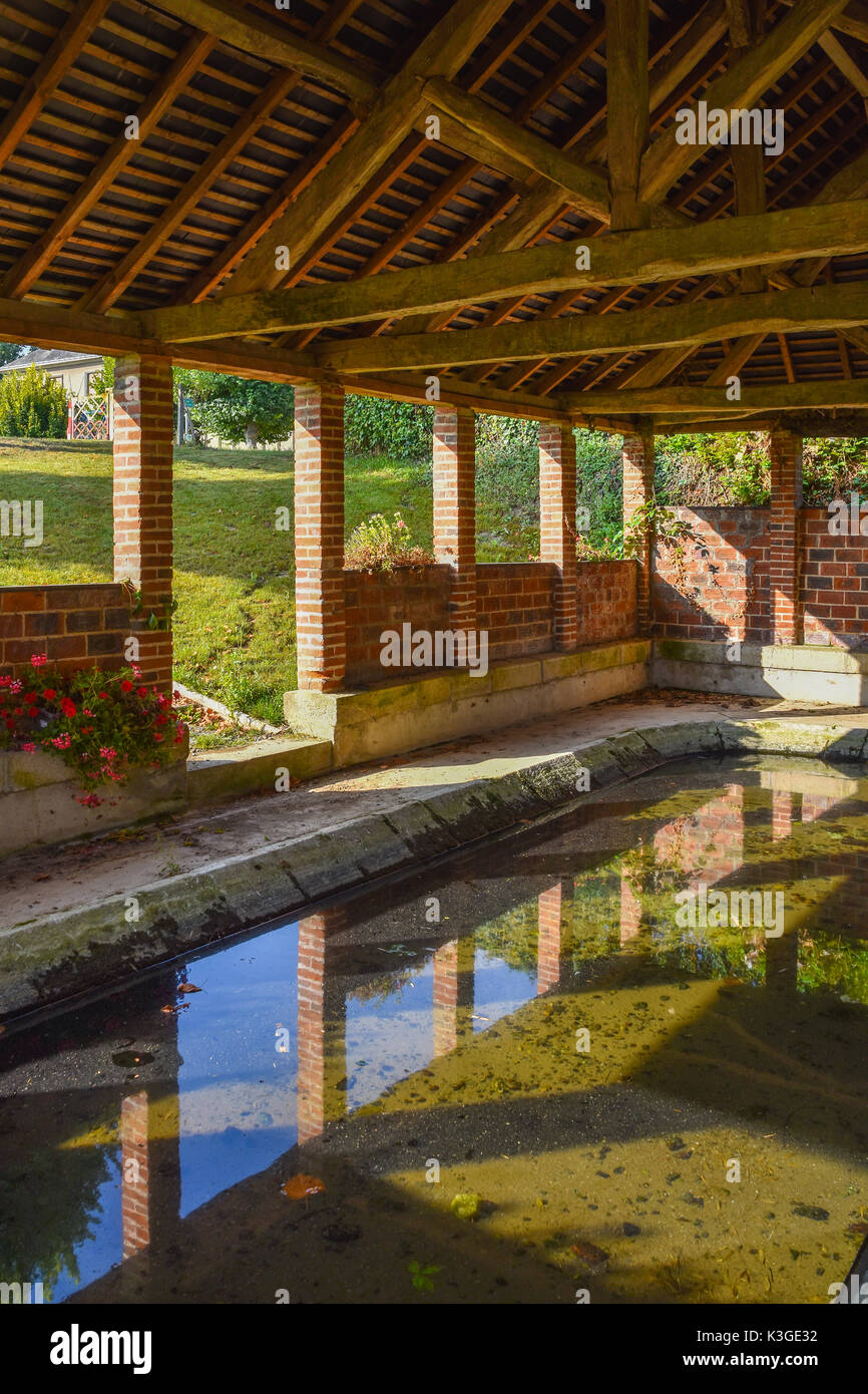 Intérieur du lavoir public (lavoir), Bossay-sur-Claise, France. Banque D'Images