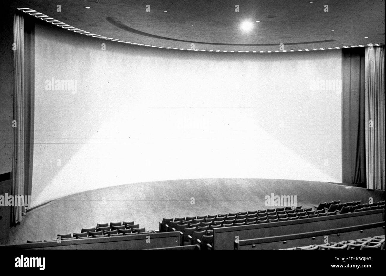 1 Cinéma Gaumont, BOURNEMOUTH situé dans le balcon de l'ancienne  subdivision seul écran cinéma, montrant l'écran incurvé Photo Stock - Alamy