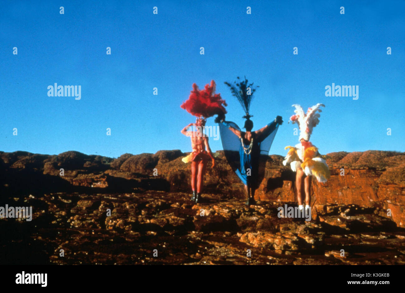 Les aventures de Priscilla, QUEEN OF THE DESERT HUGO WEAVING en rouge headress, Terence Stamp en bleu headress, [ ?] GUY PEARCE en blanc headress Date : 1994 Banque D'Images
