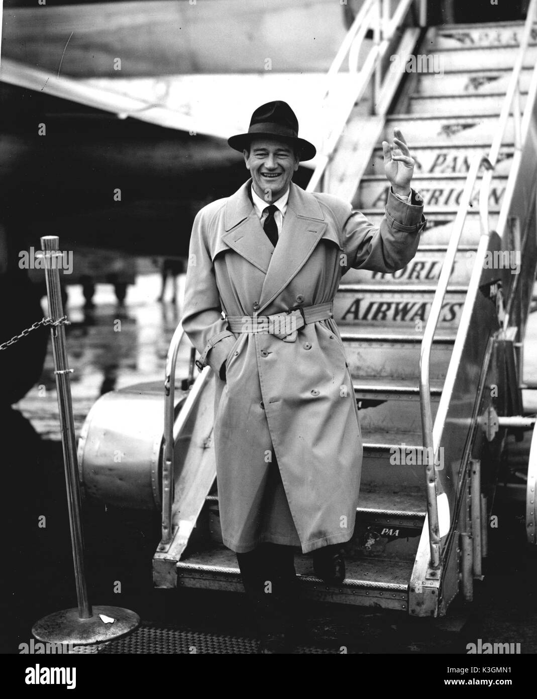 JOHN WAYNE arrivant à l'aéroport de Londres en 1951 pour la première de RIO GRANDE Banque D'Images