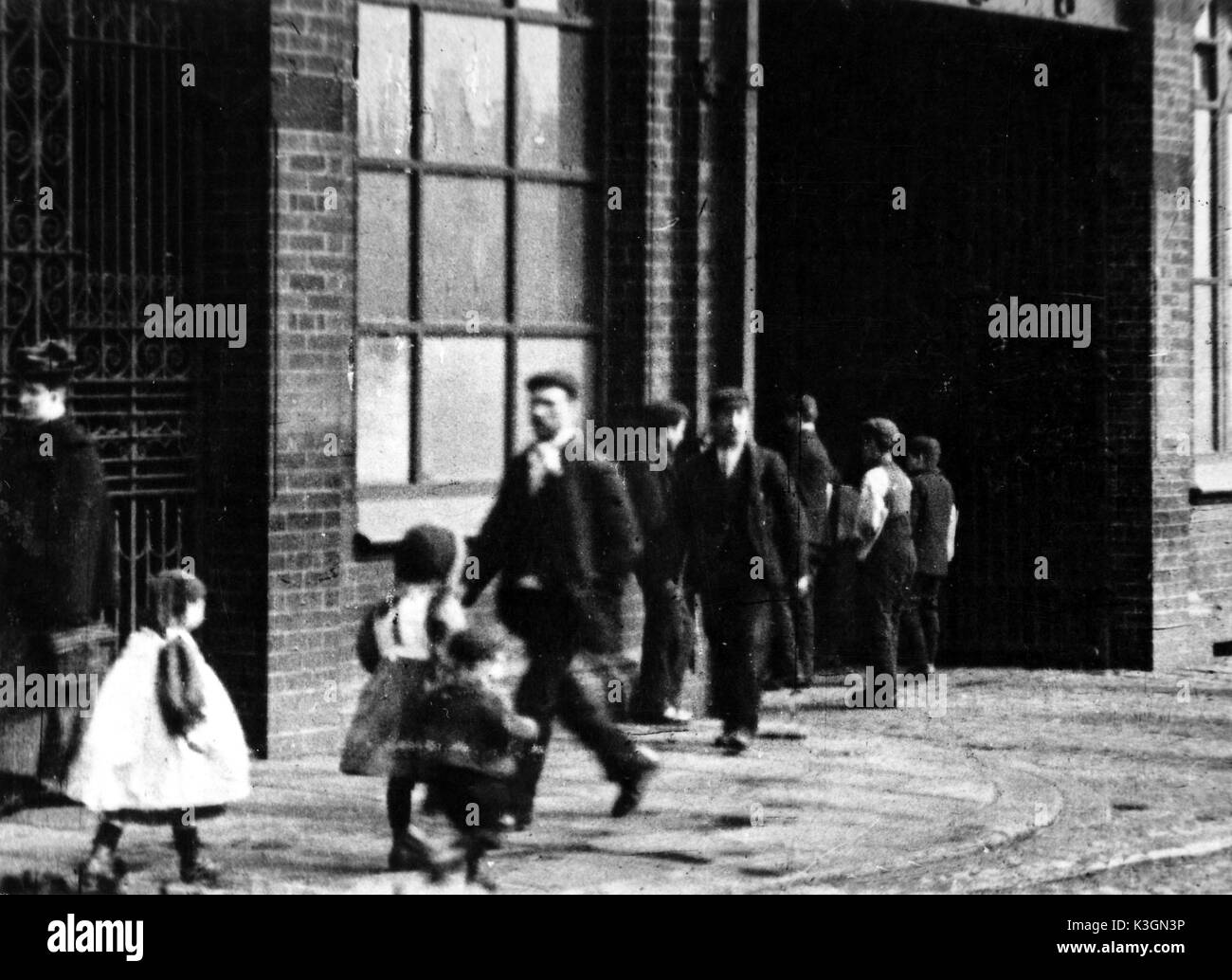 Un élargissement du cadre d'un film de travailleurs qui quittent la Brighton travaux ferroviaires, faite par GEORGE ALBERT SMITH l'Hove pionniers du cinéma, probablement en 1896. Il peut être comparé avec le célèbre film réalisé par les frères Lumière montrant les travailleurs quittant leur usine à Lyon en 1895 Banque D'Images