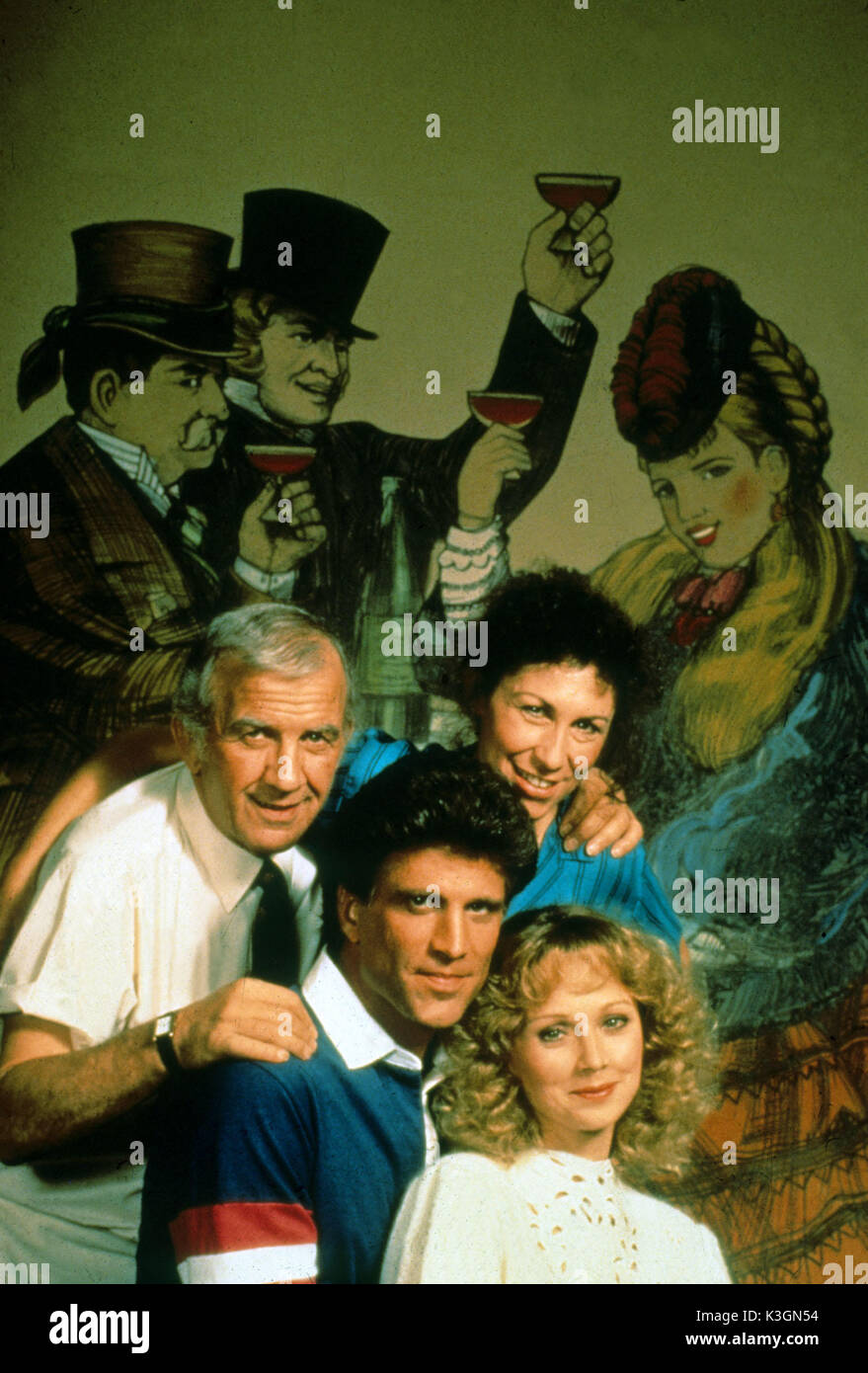 CHEERS [1982 -1993] TV US NICHOLAS COLASANTO comme 'coach' Ernie Pantusso, Ted Danson comme Sam Malone, RHEA PERLMAN comme Carla Tortelli, SHELLEY LONG comme Diane Chambers Banque D'Images