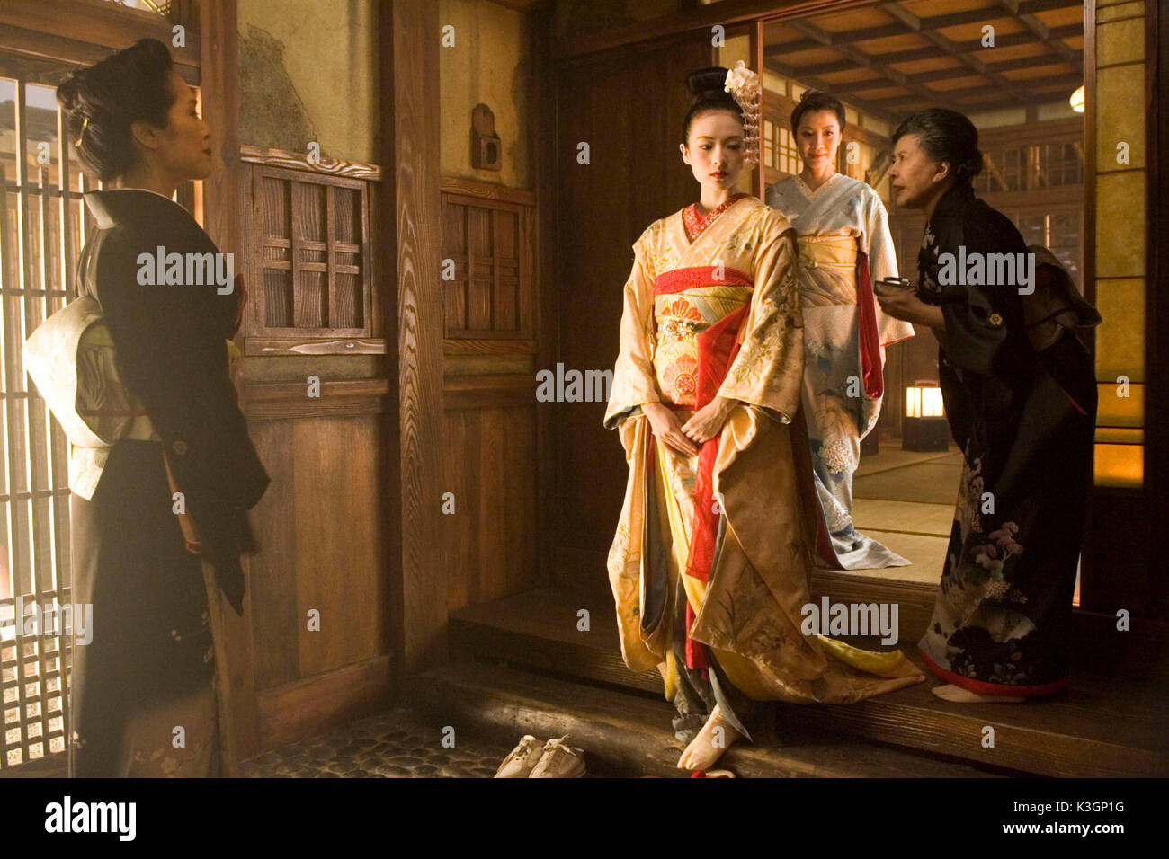 Mémoires d'une geisha stars Ziyi Zhang, Gong Li, Michelle Yeoh et Ken Watanabe et est réalisé par Rob Marshall. **Toutes LES IMAGES SONT LA PROPRIÉTÉ DE SONY PICTURES ENTERTAINMENT INC. À des fins promotionnelles seulement. Vente, LA DUPLICATION OU LE TRANSFERT DE CE MATÉRIEL EST STRICTEMENT INTERDITE. Distribué par Buena Vista International. Mémoires d'une geisha Ziyi Zhang Date : 2005 Banque D'Images