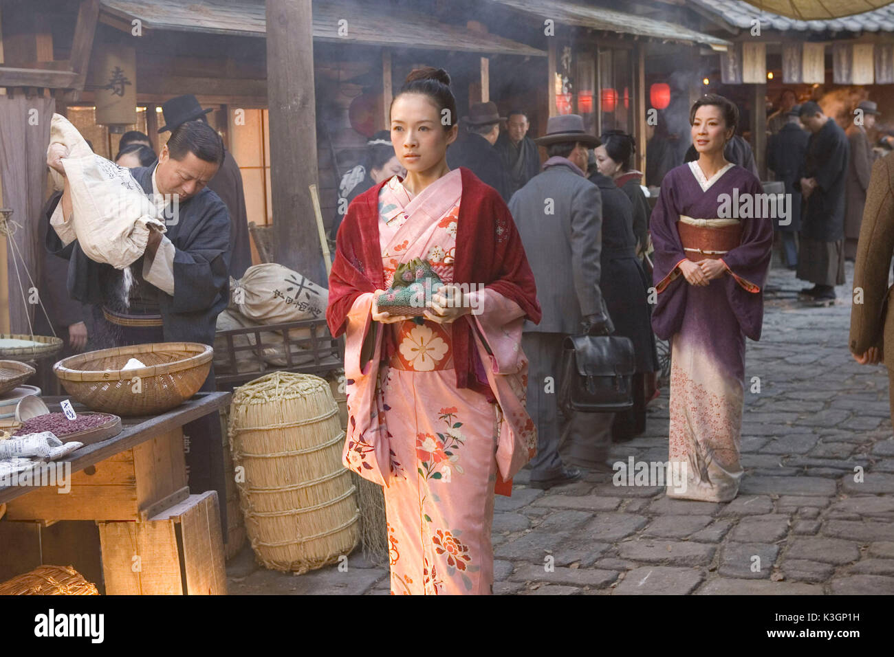 Mémoires d'une geisha stars Ziyi Zhang, Gong Li, Michelle Yeoh et Ken Watanabe et est réalisé par Rob Marshall. **Toutes LES IMAGES SONT LA PROPRIÉTÉ DE SONY PICTURES ENTERTAINMENT INC. À des fins promotionnelles seulement. Vente, LA DUPLICATION OU LE TRANSFERT DE CE MATÉRIEL EST STRICTEMENT INTERDITE. Distribué par Buena Vista International. Mémoires d'une geisha, Zhang Ziyi, Michelle Yeoh Date : 2005 Banque D'Images