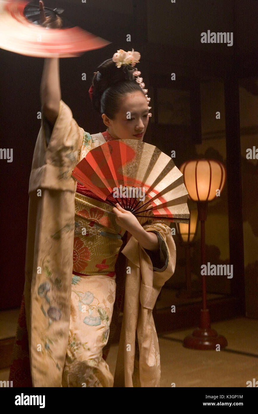 Mémoires d'une geisha stars Ziyi Zhang, Gong Li, Michelle Yeoh et Ken Watanabe et est réalisé par Rob Marshall. **Toutes LES IMAGES SONT LA PROPRIÉTÉ DE SONY PICTURES ENTERTAINMENT INC. À des fins promotionnelles seulement. Vente, LA DUPLICATION OU LE TRANSFERT DE CE MATÉRIEL EST STRICTEMENT INTERDITE. Distribué par Buena Vista International. Mémoires d'une geisha Ziyi Zhang Date : 2005 Banque D'Images