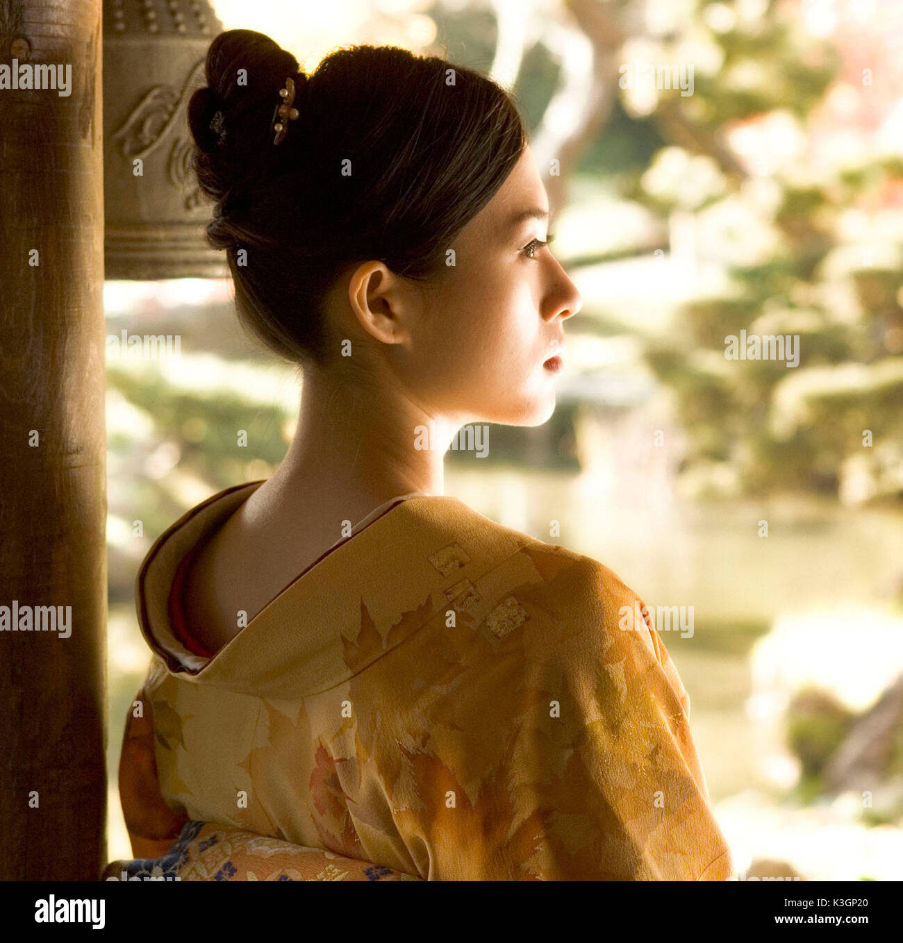 Sur la photo : Ziyi Zhang comme Sauyri. Mémoires d'une geisha stars Ziyi Zhang, Gong Li, Michelle Yeoh et Ken Watanabe et est réalisé par Rob Marshall. **Toutes LES IMAGES SONT LA PROPRIÉTÉ DE SONY PICTURES ENTERTAINMENT INC. À des fins promotionnelles seulement. Vente, LA DUPLICATION OU LE TRANSFERT DE CE MATÉRIEL EST STRICTEMENT INTERDITE. Distribué par Buena Vista International. Mémoires d'une geisha Ziyi Zhang comme Sauyri. Date : 2005 Banque D'Images
