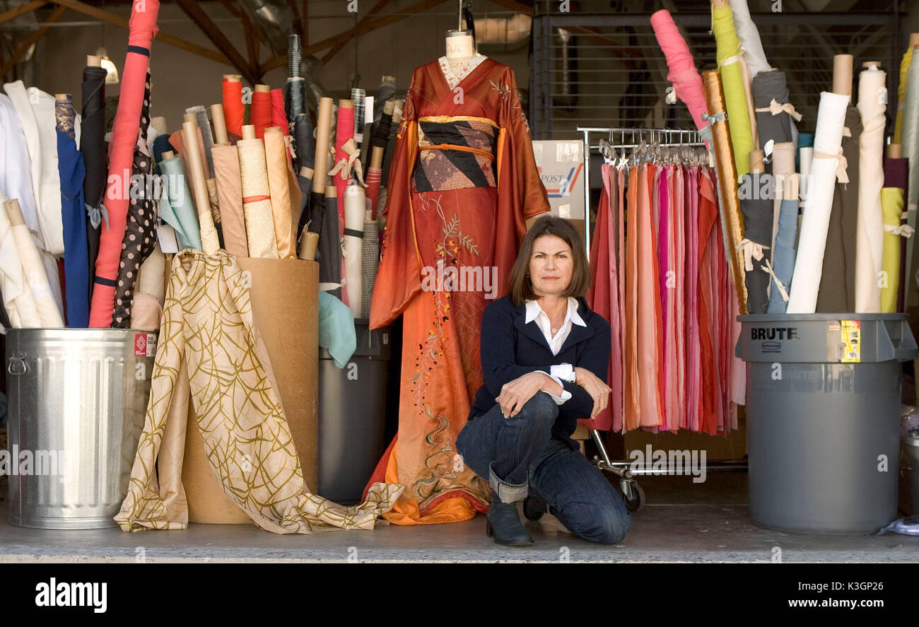 Dans les coulisses - la costumière Colleen Atwood. Mémoires d'une geisha stars Ziyi Zhang, Gong Li, Michelle Yeoh et Ken Watanabe et est réalisé par Rob Marshall. **Toutes LES IMAGES SONT LA PROPRIÉTÉ DE SONY PICTURES ENTERTAINMENT INC. À des fins promotionnelles seulement. Vente, LA DUPLICATION OU LE TRANSFERT DE CE MATÉRIEL EST STRICTEMENT INTERDITE. Distribué par Buena Vista International. Mémoires d'une geisha, costumière Colleen Atwood. Date : 2005 Banque D'Images