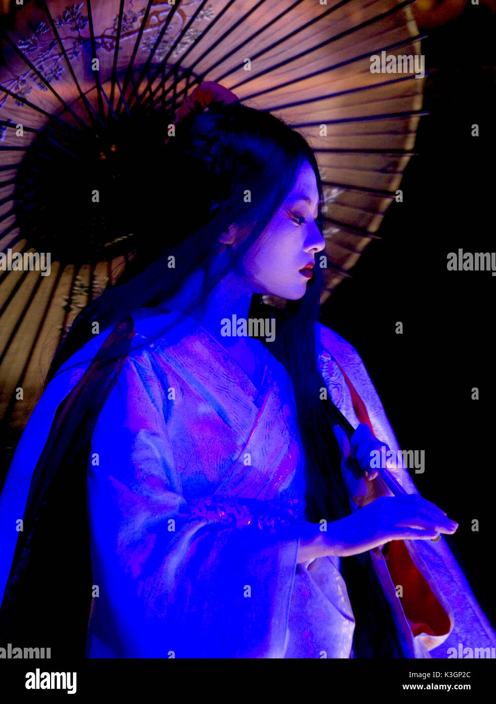 Sur la photo : une scène de danse avec Zhang Ziyi que Sayuri. Mémoires d'une geisha stars Ziyi Zhang, Gong Li, Michelle Yeoh et Ken Watanabe et est réalisé par Rob Marshall. **Toutes LES IMAGES SONT LA PROPRIÉTÉ DE SONY PICTURES ENTERTAINMENT INC. À des fins promotionnelles seulement. Vente, LA DUPLICATION OU LE TRANSFERT DE CE MATÉRIEL EST STRICTEMENT INTERDITE. Distribué par Buena Vista International. Mémoires d'une geisha Ziyi Zhang comme Sayuri. Date : 2005 Banque D'Images