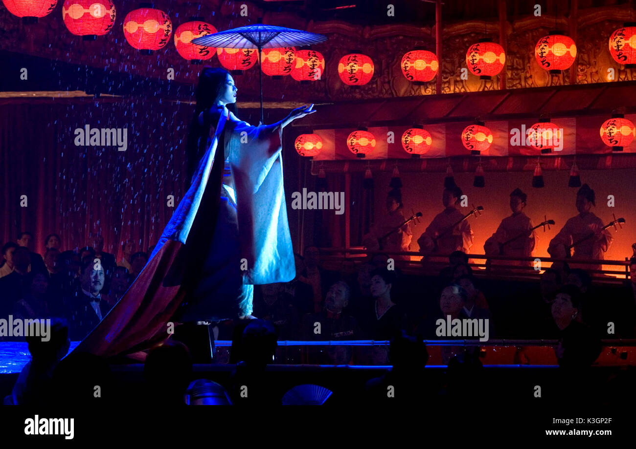 Sur la photo : une scène de danse avec Zhang Ziyi que Sayuri. Mémoires d'une geisha stars Ziyi Zhang, Gong Li, Michelle Yeoh et Ken Watanabe et est réalisé par Rob Marshall. **Toutes LES IMAGES SONT LA PROPRIÉTÉ DE SONY PICTURES ENTERTAINMENT INC. À des fins promotionnelles seulement. Vente, LA DUPLICATION OU LE TRANSFERT DE CE MATÉRIEL EST STRICTEMENT INTERDITE. Distribué par Buena Vista International. Mémoires d'une geisha Ziyi Zhang comme Sayuri. Date : 2005 Banque D'Images