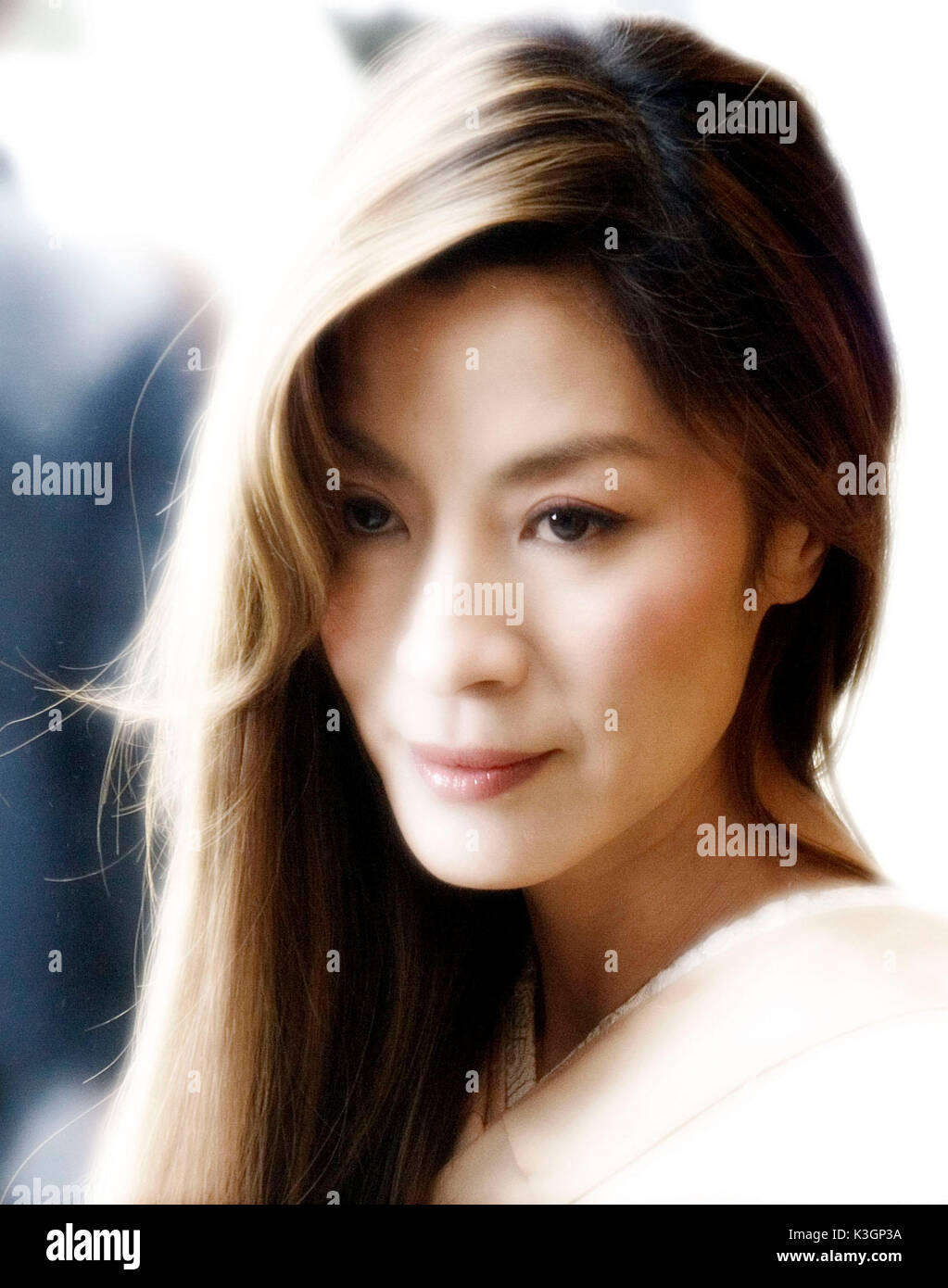 Photo : Michelle Yeoh stars de mémoires d'une geisha, réalisé par Rob Marshall. Mémoires d'une geisha stars Ziyi Zhang, Gong Li, Michelle Yeoh et Ken Watanabe et est réalisé par Rob Marshall. **Toutes LES IMAGES SONT LA PROPRIÉTÉ DE SONY PICTURES ENTERTAINMENT INC. À des fins promotionnelles seulement. Vente, LA DUPLICATION OU LE TRANSFERT DE CE MATÉRIEL EST STRICTEMENT INTERDITE. Distribué par Buena Vista International. Mémoires d'une geisha, Michelle Yeoh Date : 2005 Banque D'Images