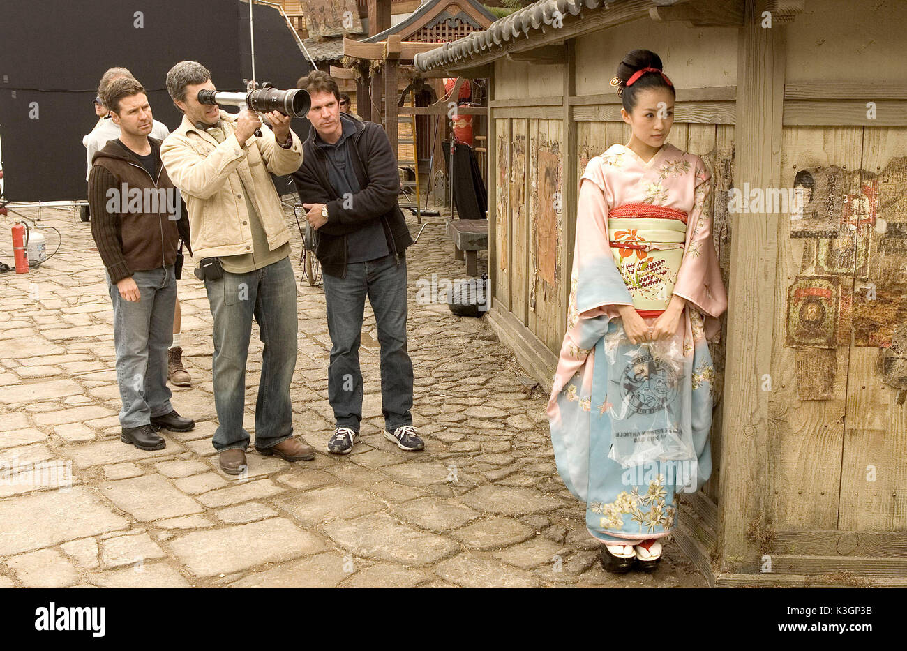 Dans les coulisses. Mémoires d'une geisha stars Ziyi Zhang, Gong Li, Michelle Yeoh et Ken Watanabe et est réalisé par Rob Marshall. **Toutes LES IMAGES SONT LA PROPRIÉTÉ DE SONY PICTURES ENTERTAINMENT INC. À des fins promotionnelles seulement. Vente, LA DUPLICATION OU LE TRANSFERT DE CE MATÉRIEL EST STRICTEMENT INTERDITE. Distribué par Buena Vista International. Mémoires d'une geisha de la photographie Dion Beebe, le réalisateur Rob Marshall , Ziyi Zhang Date : 2005 Banque D'Images