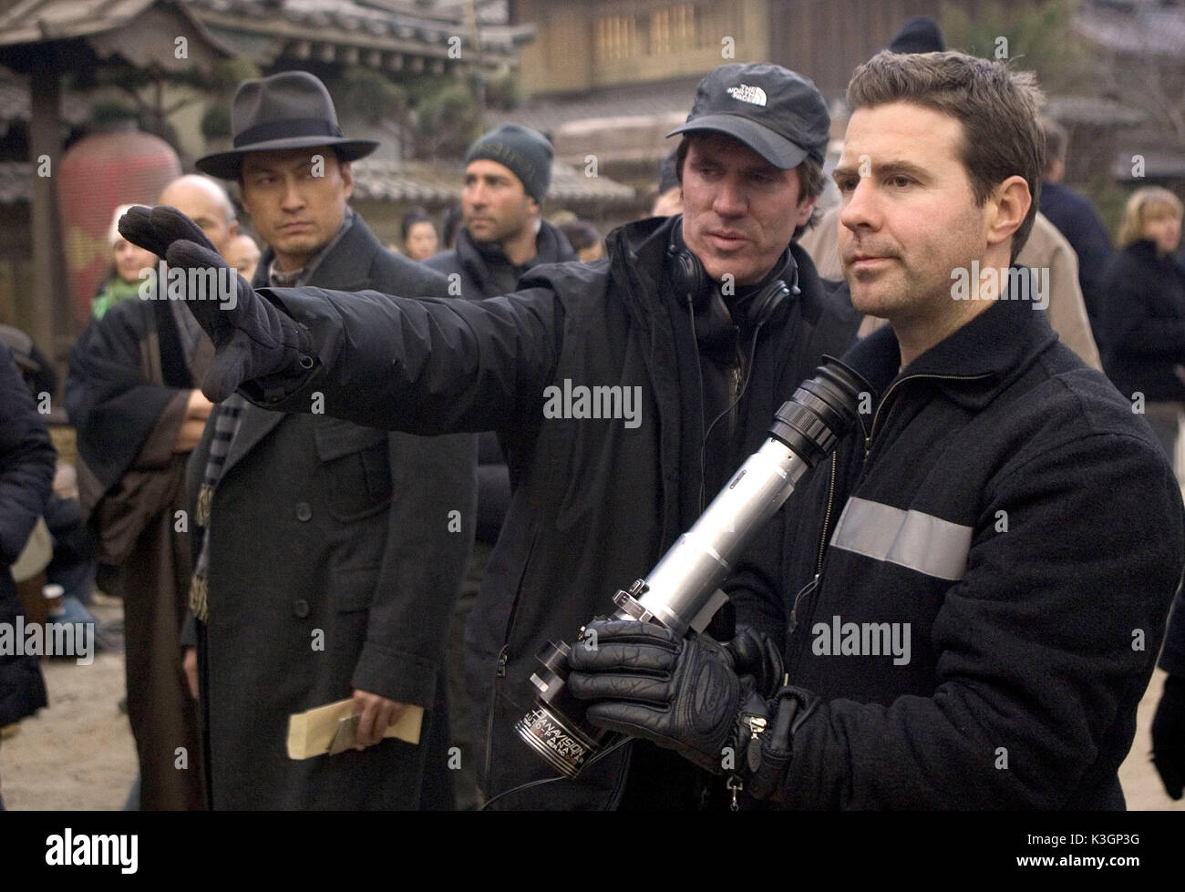 Dans les coulisses - le réalisateur Rob Marshall et de la photographie Dion Beebe planifier un shot. Mémoires d'une geisha stars Ziyi Zhang, Gong Li, Michelle Yeoh et Ken Watanabe et est réalisé par Rob Marshall. **Toutes LES IMAGES SONT LA PROPRIÉTÉ DE SONY PICTURES ENTERTAINMENT INC. À des fins promotionnelles seulement. Vente, LA DUPLICATION OU LE TRANSFERT DE CE MATÉRIEL EST STRICTEMENT INTERDITE. Distribué par Buena Vista International. Mémoires d'une geisha, Ken Watanabe, le réalisateur Rob Marshall, directeur de la photographie Dion Beebe Date : 2005 Banque D'Images