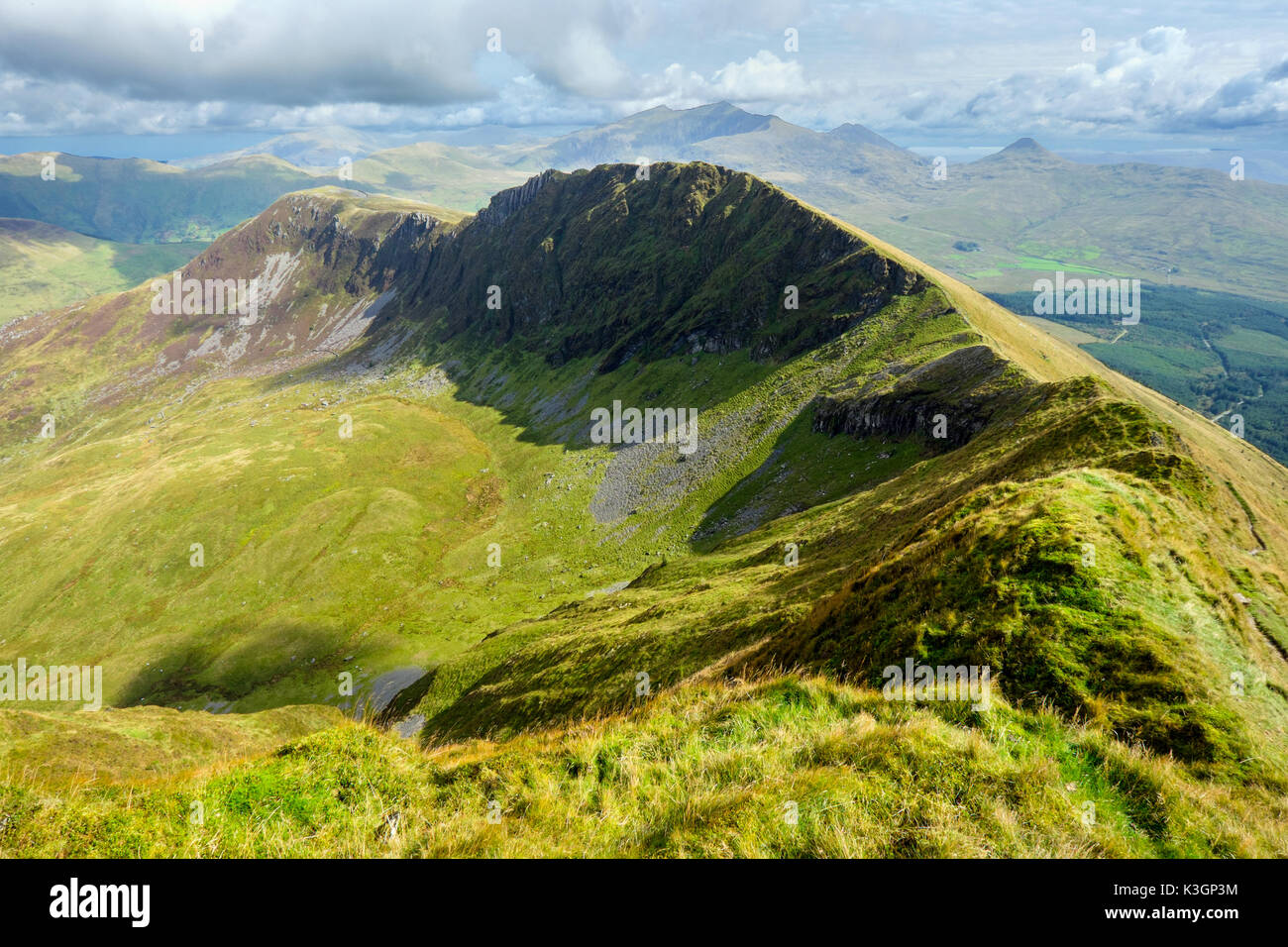 Y Garn, Mynydd Drws-y-coed et au loin la plage de Snowdon, sur la crête de Nantle, Snowdonia, le Nord du Pays de Galles, Royaume-Uni Banque D'Images