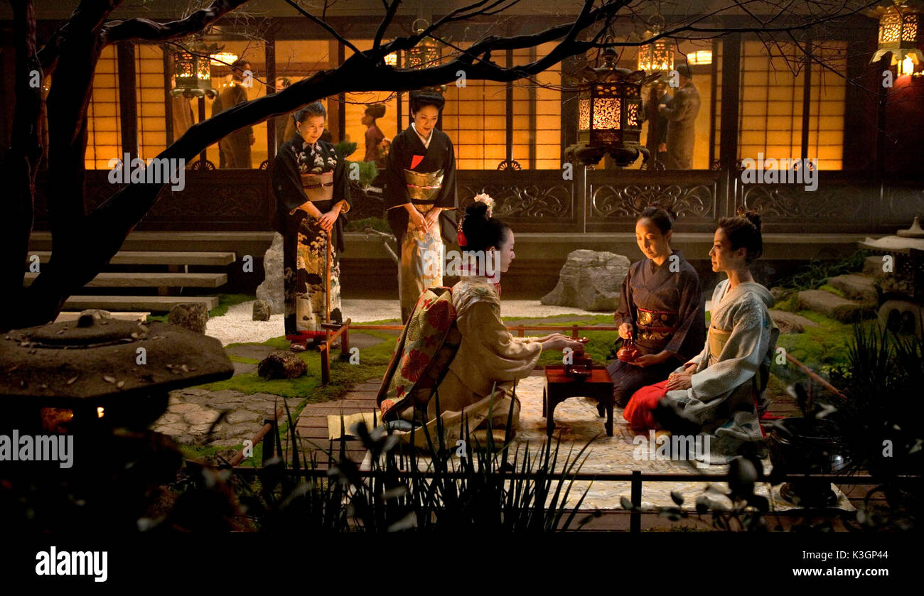 Mémoires d'une geisha stars Ziyi Zhang, Gong Li, Michelle Yeoh et Ken Watanabe et est réalisé par Rob Marshall. **Toutes LES IMAGES SONT LA PROPRIÉTÉ DE SONY PICTURES ENTERTAINMENT INC. À des fins promotionnelles seulement. Vente, LA DUPLICATION OU LE TRANSFERT DE CE MATÉRIEL EST STRICTEMENT INTERDITE. Distribué par Buena Vista International. Mémoires d'une geisha Ziyi Zhang , Michelle Yeoh [extrême droite] Date : 2005 Banque D'Images