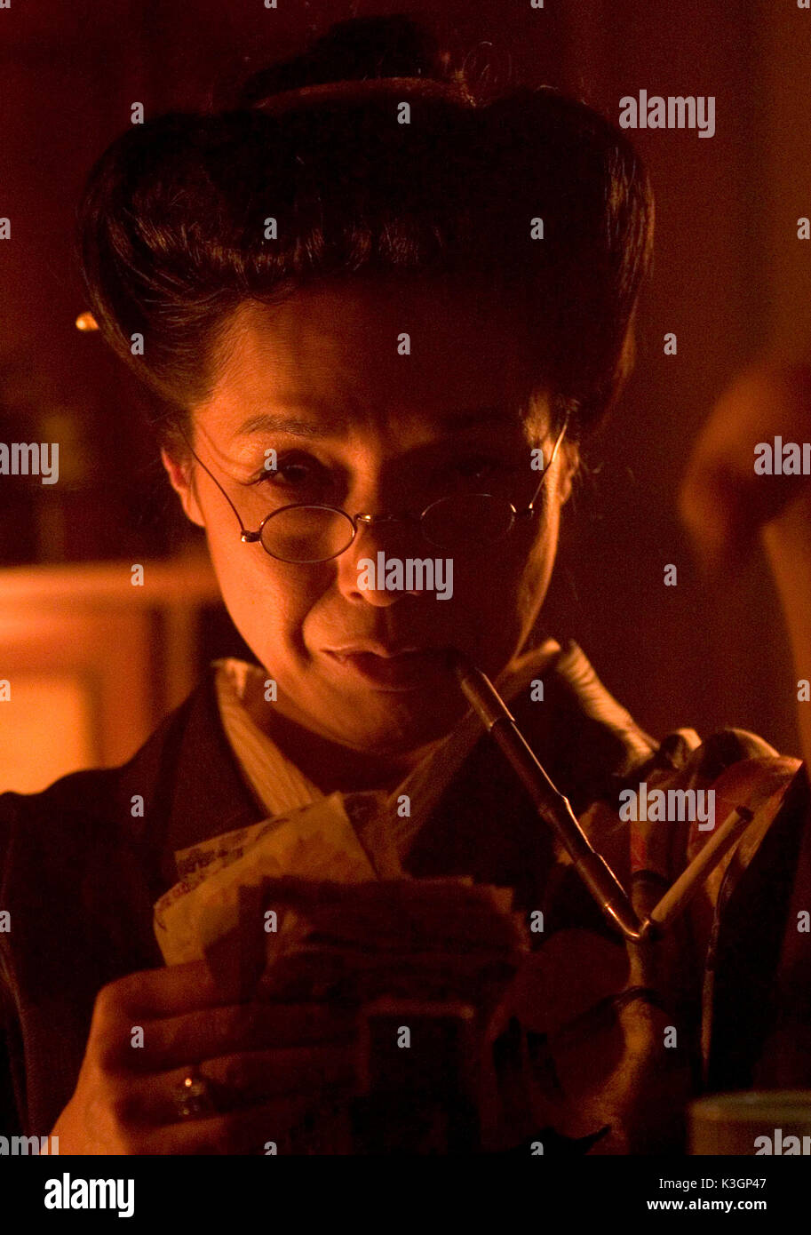 Sur la photo : Kaori Momoi dans une scène à partir de mémoires d'une geisha, réalisé par Rob Marshall. Mémoires d'une geisha stars Ziyi Zhang, Gong Li, Michelle Yeoh et Ken Watanabe et est réalisé par Rob Marshall. **Toutes LES IMAGES SONT LA PROPRIÉTÉ DE SONY PICTURES ENTERTAINMENT INC. À des fins promotionnelles seulement. Vente, LA DUPLICATION OU LE TRANSFERT DE CE MATÉRIEL EST STRICTEMENT INTERDITE. Distribué par Buena Vista International. Mémoires d'une geisha, Kaori Momoi Date : 2005 Banque D'Images