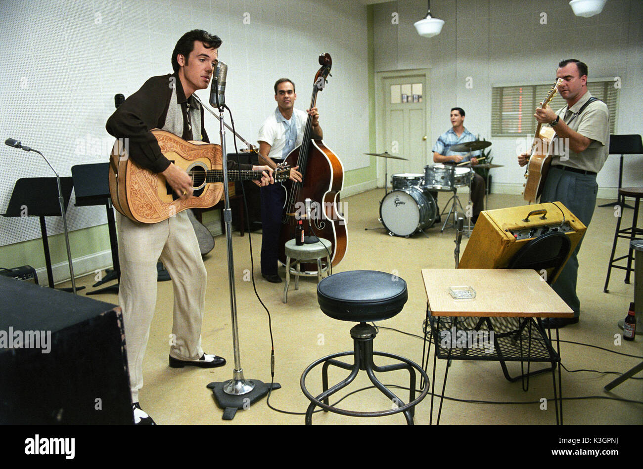 WTL-589AR Elvis Presley enregistre avec des musiciens de studio à Sun Studios. Crédit photo : Suzanne Tenner TM et Twentieth Century Fox 2005. Tous droits réservés. Pas à vendre ou à dupliquer. MARCHER SUR LA LIGNE TYLER HILTON comme ELVIS PRESLEY WTL-589AR Elvis Presley (Tyler Hilton) enregistre avec des musiciens de studio à Sun Studios. Crédit photo : Suzanne Tenner TM et Twentieth Century Fox 2005. Tous droits réservés. Pas pour date : 2005 Banque D'Images