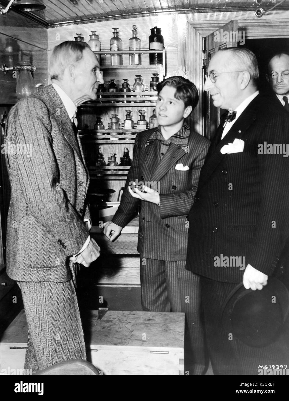 HENRY FORD [gauche] est disponible au célèbre musée de reliques et de laboratoire d'origine de l'inventeur Thomas Edison, à Dearborn, au Michigan, pour montrer l'acteur Mickey Rooney juvénile ronde et Metro-Goldwyn-Mayer chef studio LOUIS B MAYER dans le cadre de la première mondiale à Port Huron de la M-G-M production YOUNG TOM EDISON l'histoire de Thomas Alva Edison's boyhood, avec Mickey Rooney dans le titre. Banque D'Images