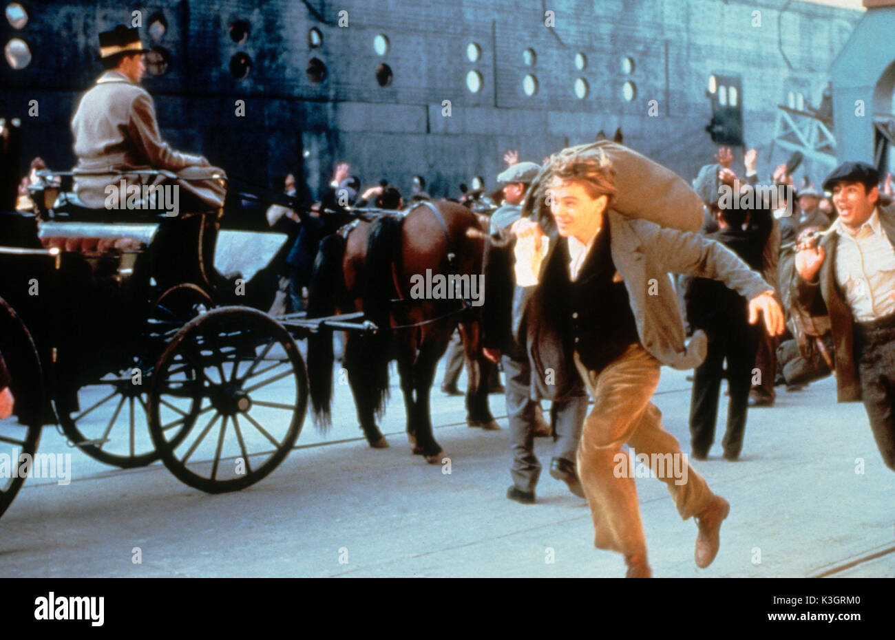 TITANIC LEONARDO DICAPRIO , DANNY NUCCI [extrême droite] Date : 1997 Banque D'Images