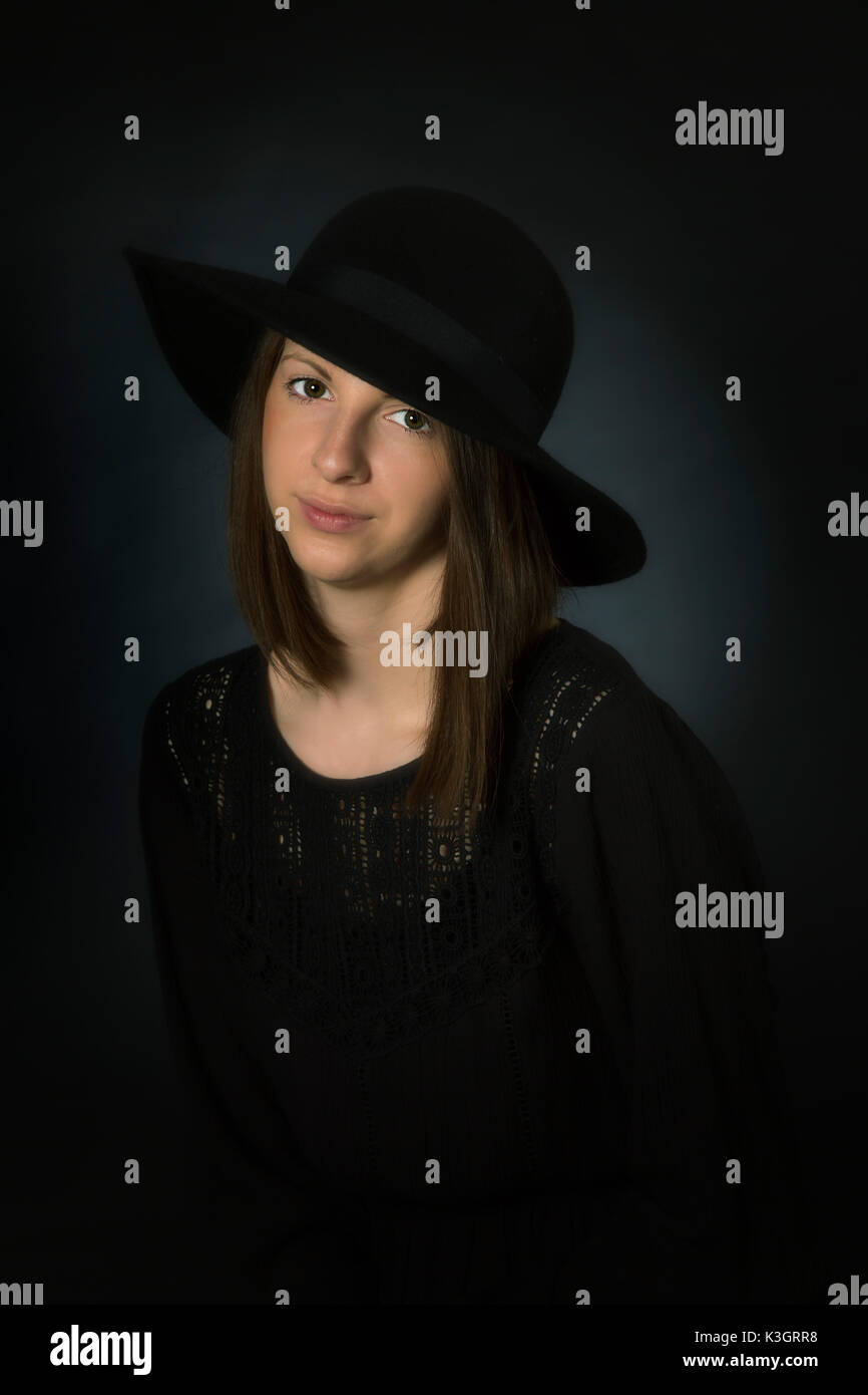Une belle jeune fille portant un chapeau dans un studio Banque D'Images