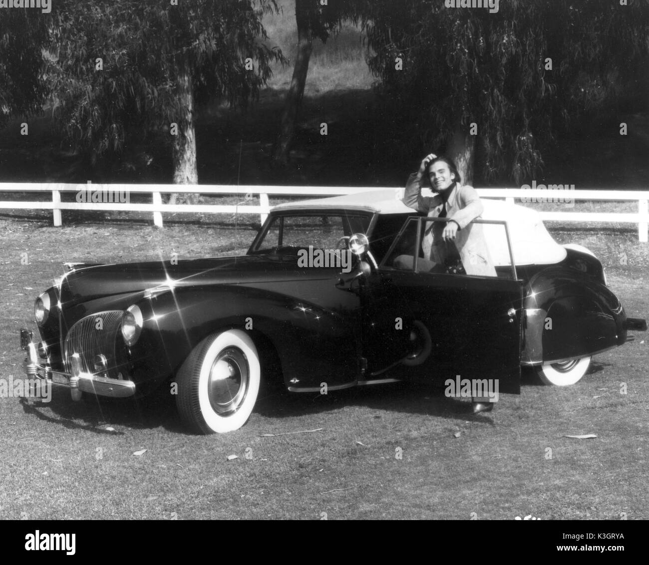 EDWARD ALBERT JR AVEC UNE LINCOLN CONTINENTAL Banque D'Images