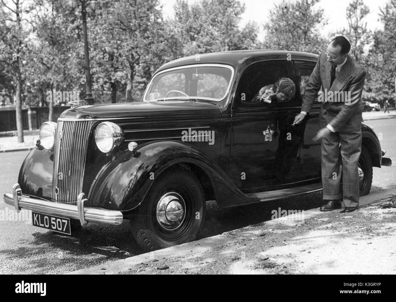 J E RICKETTS UN DIRECTEUR DE WALT DISNEY Mickey Mouse DISNEY L'ORGANISATION LTD AU Royaume-uni MONTRE SA FILLE JENNIFER LE Mickey Mouse PEINT SUR LA PORTE DE CE PILOTE FORD V-8 Banque D'Images