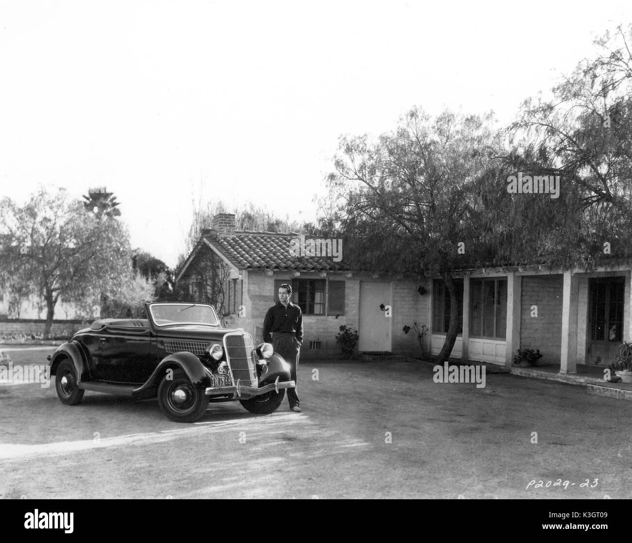 HENRY FONDA AVEC UNE VOITURE DE FORD Banque D'Images