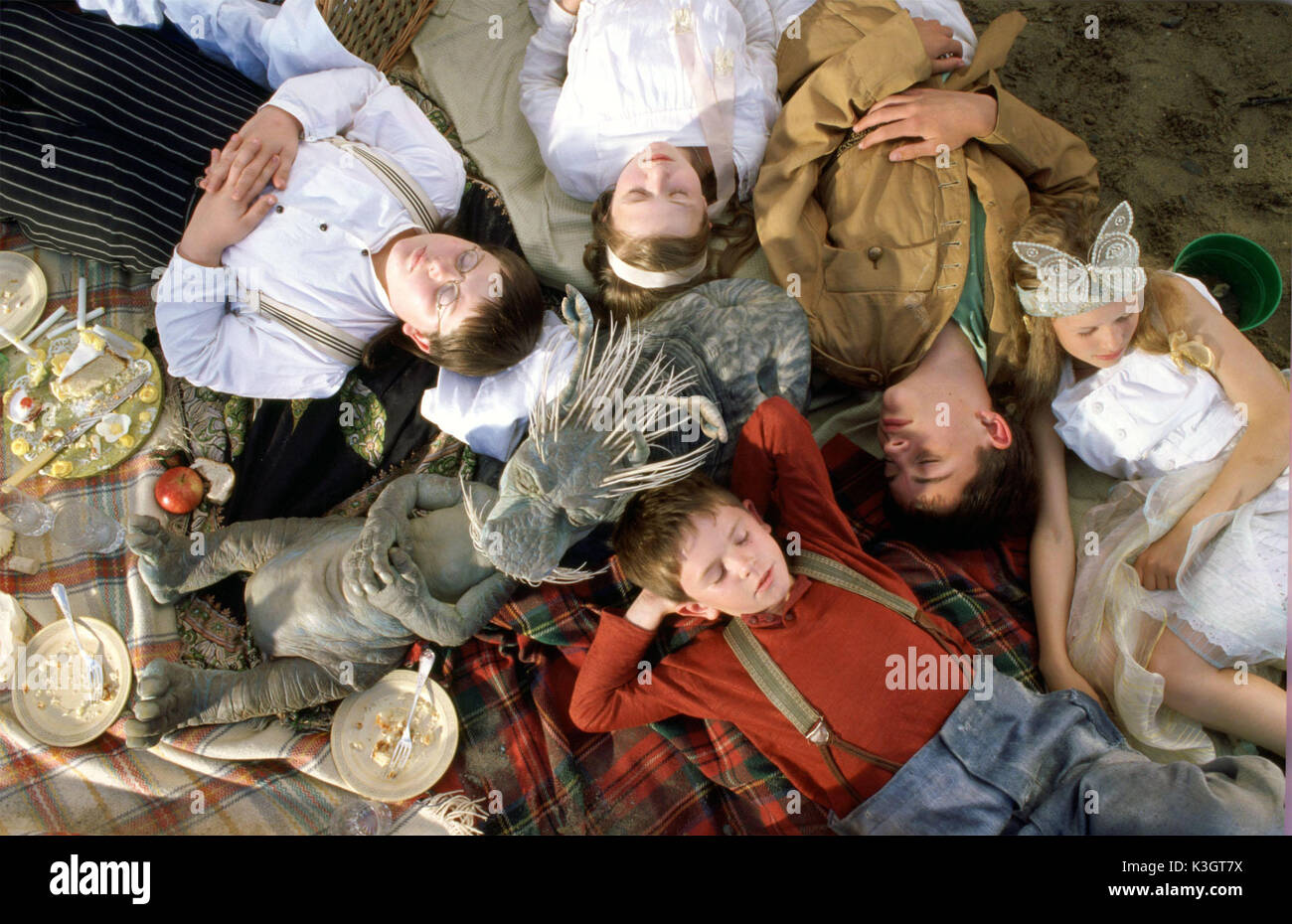 Cinq enfants ET IL ALEXANDER POWNALL, POPPY ROGERS OU JESSICA CLARIDGE, Jonathan Bailey, POPPY ROGERS OU JESSICA CLARIDGE, Freddie Highmore Date : 2004 Banque D'Images