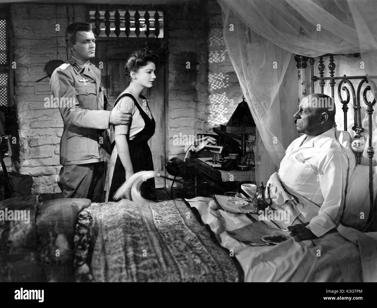 Cinq TOMBES AU CAIRE PETER VAN EYCK, ANNE Baxter, Eric Von Stroheim comme Rommel cinq tombes POUR CAIRO [1943] nous [L-R] PETER VAN EYCK, ANNE Baxter, Eric Von Stroheim comme Rommel Banque D'Images