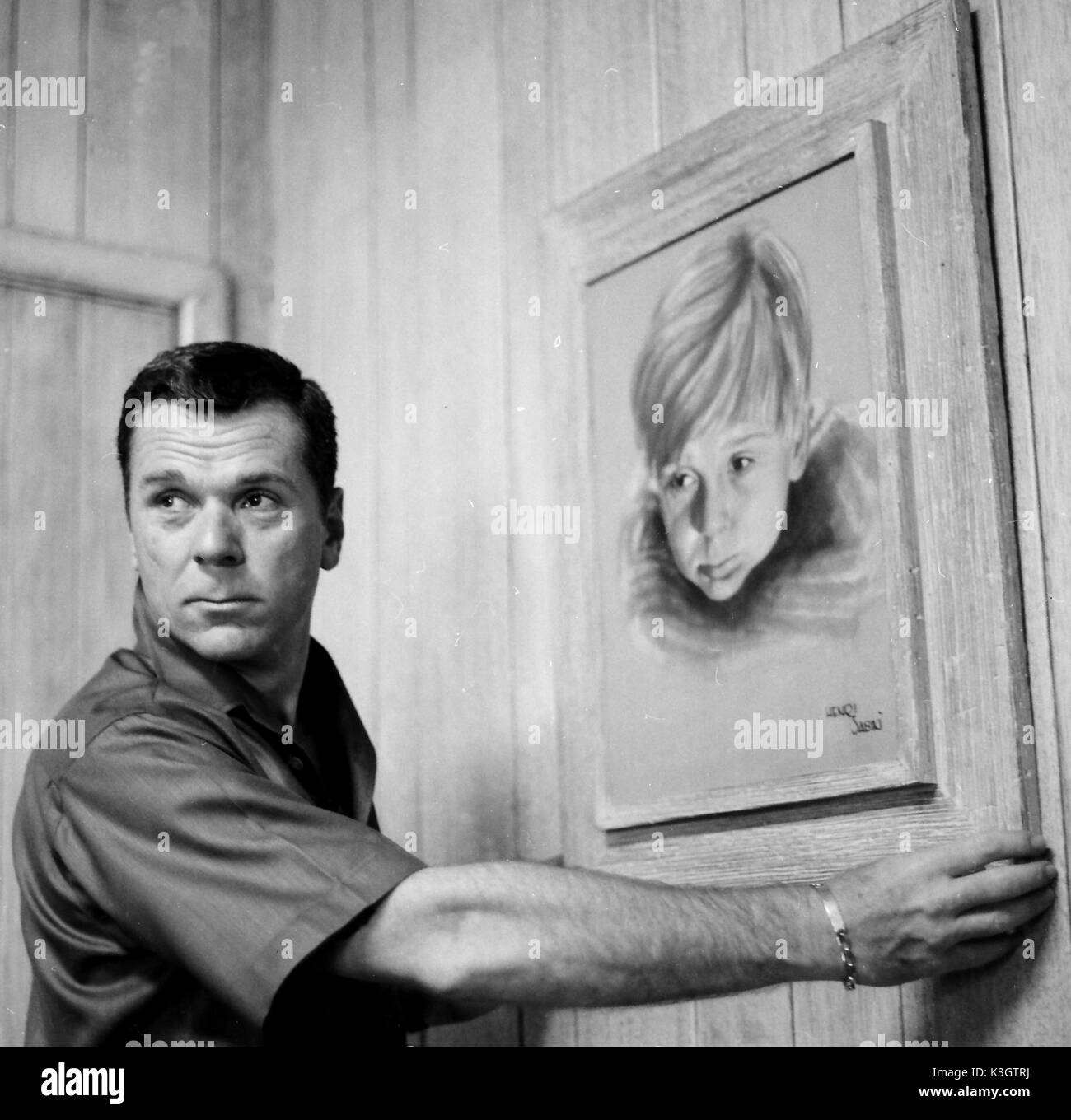 JACKIE COOPER acteur américain, à la maison, avec une peinture de lui-même comme un acteur enfant Banque D'Images