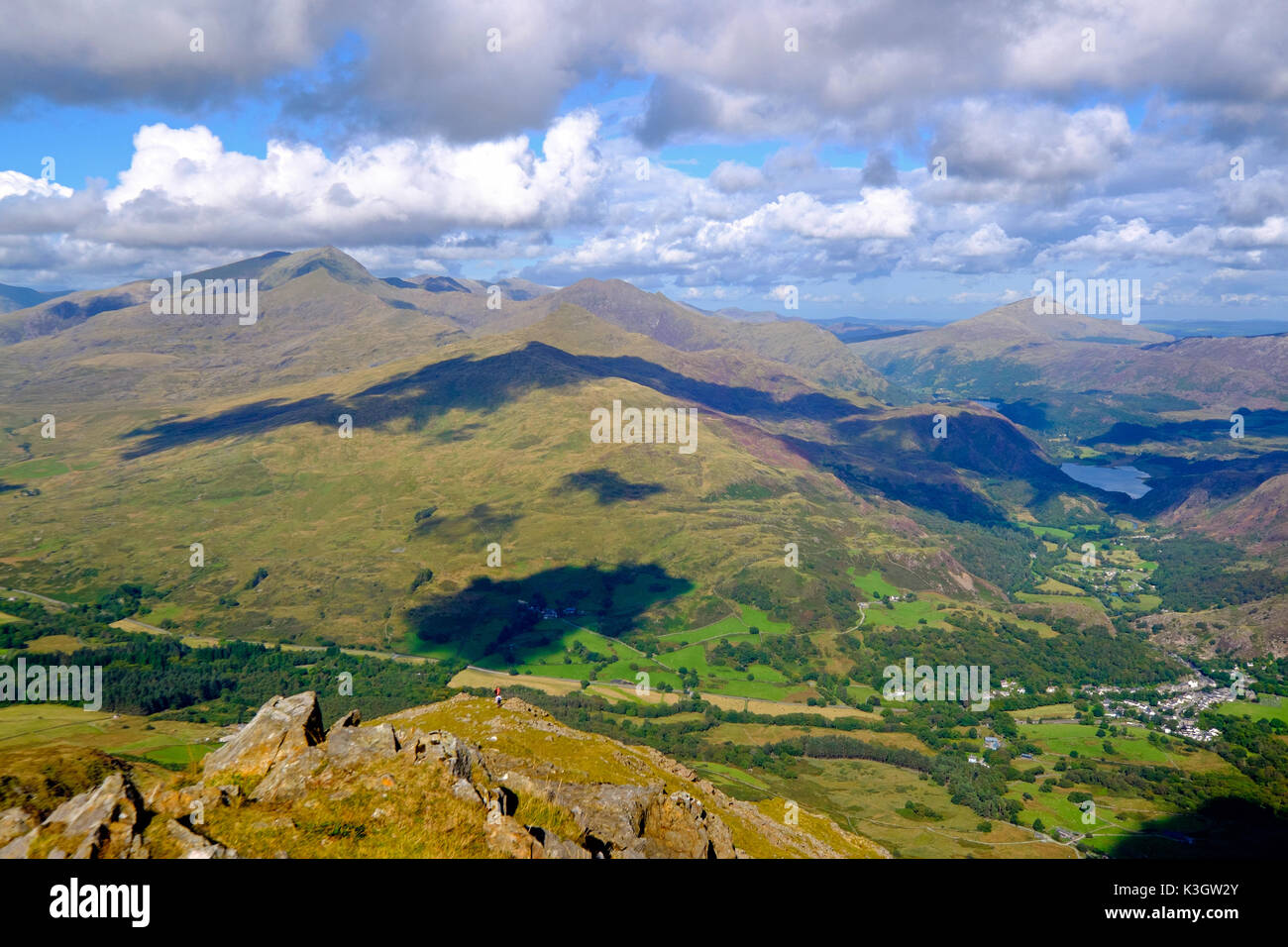 La gamme Snowdon avec le village d'en bas à droite de Beddgelert, vu de Moel Hebog. Snowdonia, le Nord du Pays de Galles, Royaume-Uni Banque D'Images