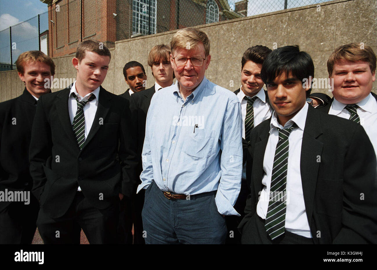 THE HISTORY BOYS L À R Jamie Parker, Russell Tovey, Samuel Anderson, Andrew Knott, écrivain Alan Bennett, Dominic Cooper, Sacha Dhawan, James Corden Date : 2006 Banque D'Images