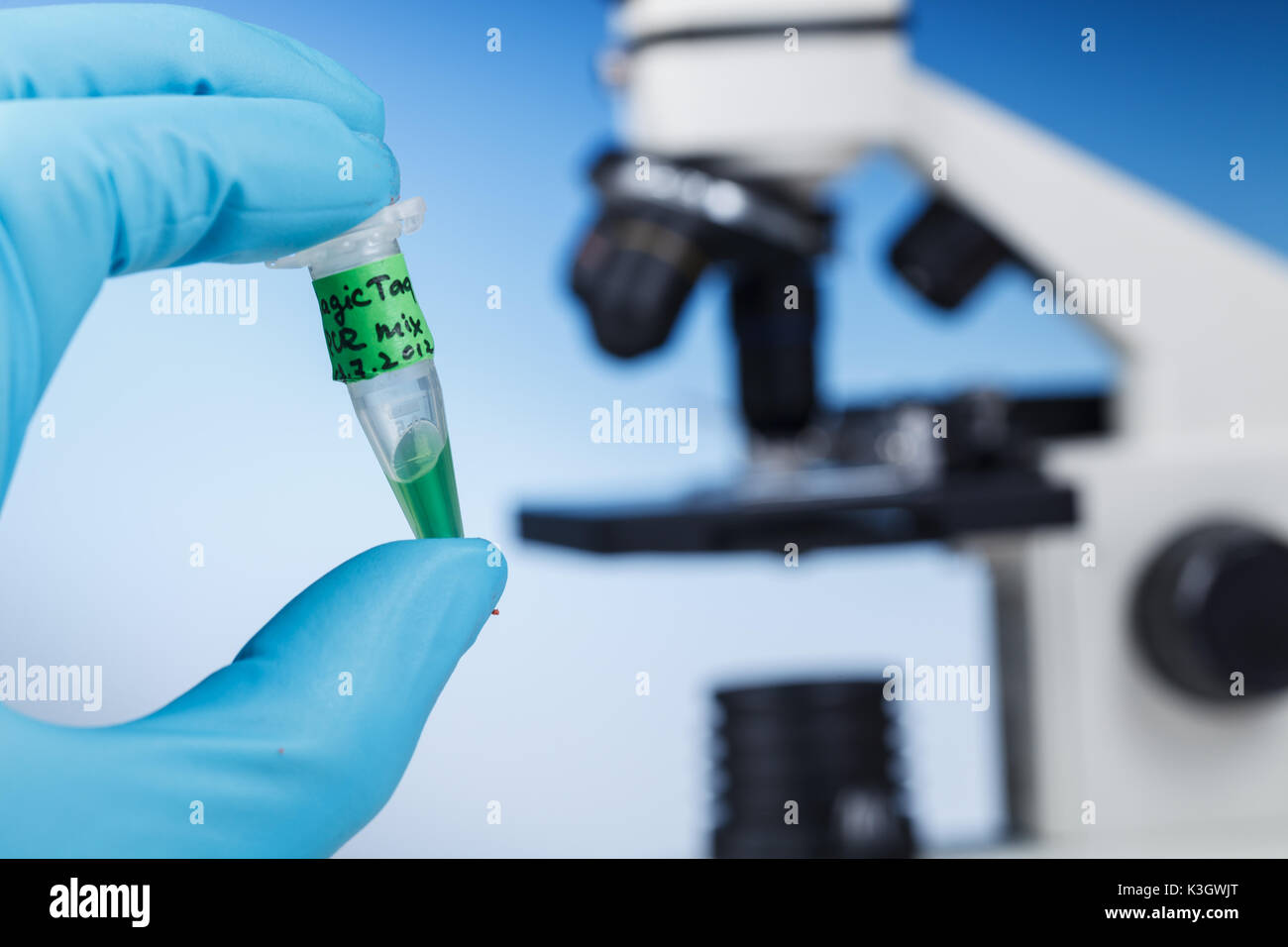 Table Sujet du microscope et des échantillons biologiques. Microscope est le principal outil de recherche scientifique dans de nombreux laboratoires de microbiologie Banque D'Images