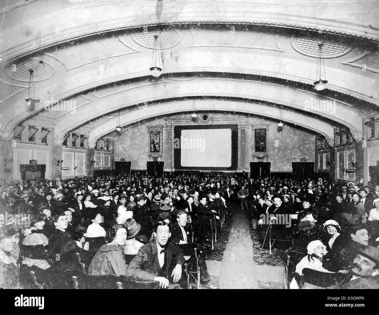 Public visé DANS LE MILE END PALLADIUM vers 1913 Banque D'Images