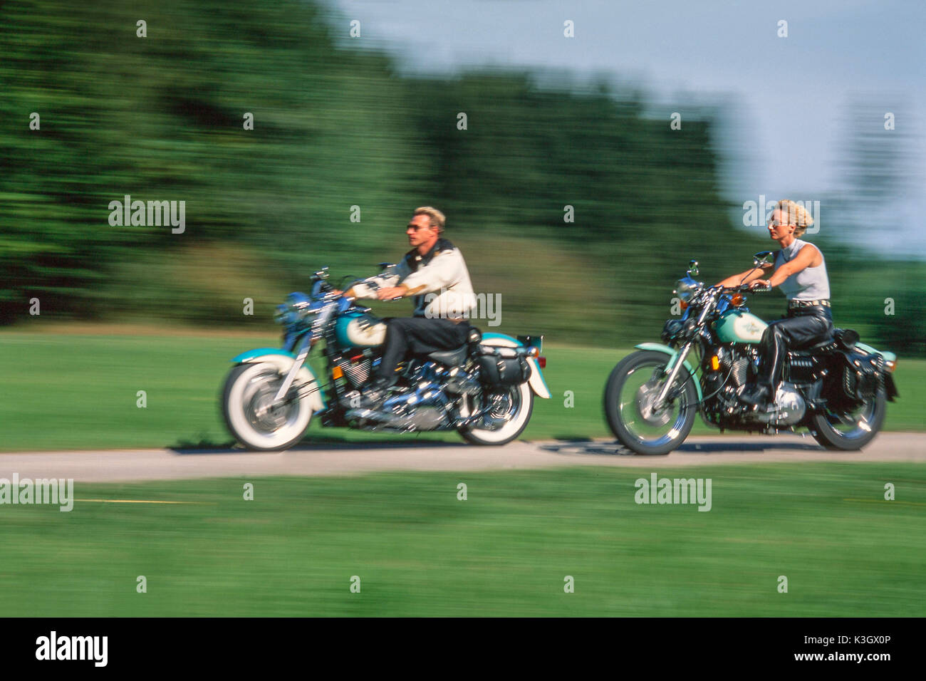 Déménagement deux motocyclettes Harley Davidson Banque D'Images