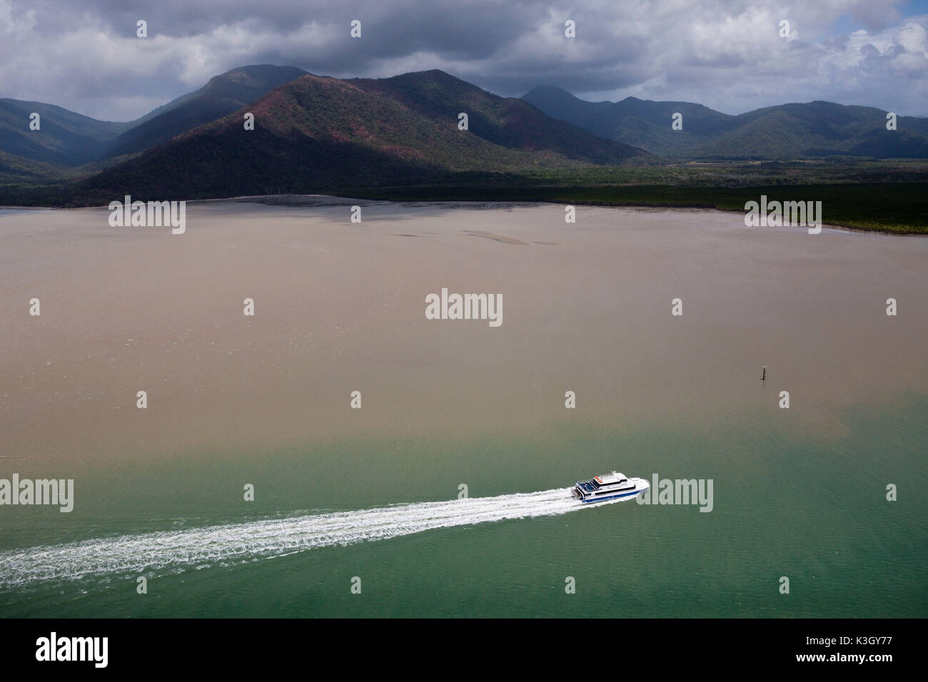 Dans Trinitay bateau Bay, Trinity Inlet, Queensland, Australie Banque D'Images