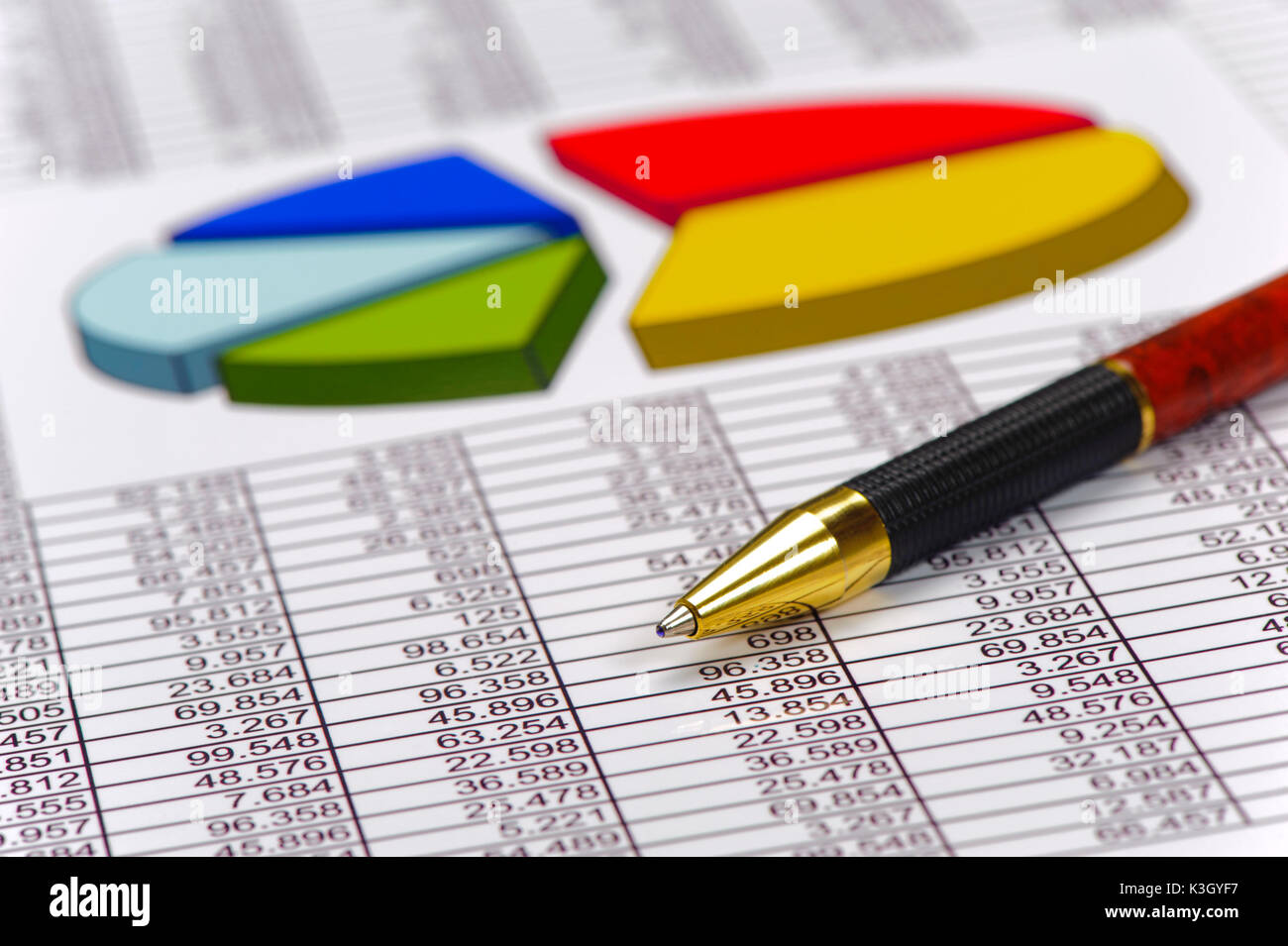 Finances avec tableau, nombre table et calculatrice électronique Banque D'Images